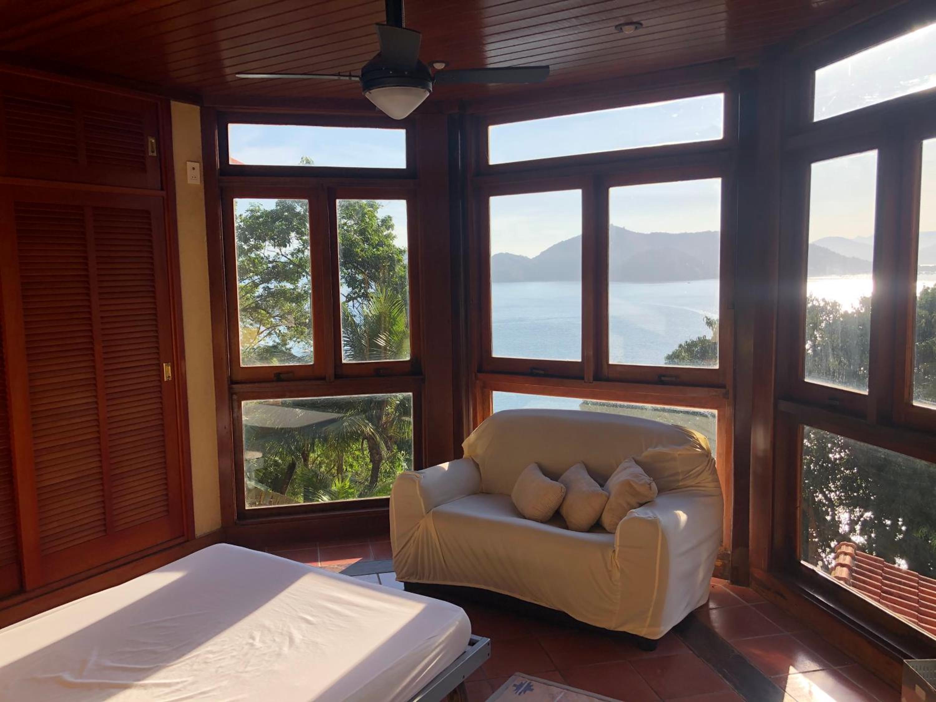 Mansão na costa com vista para o mar