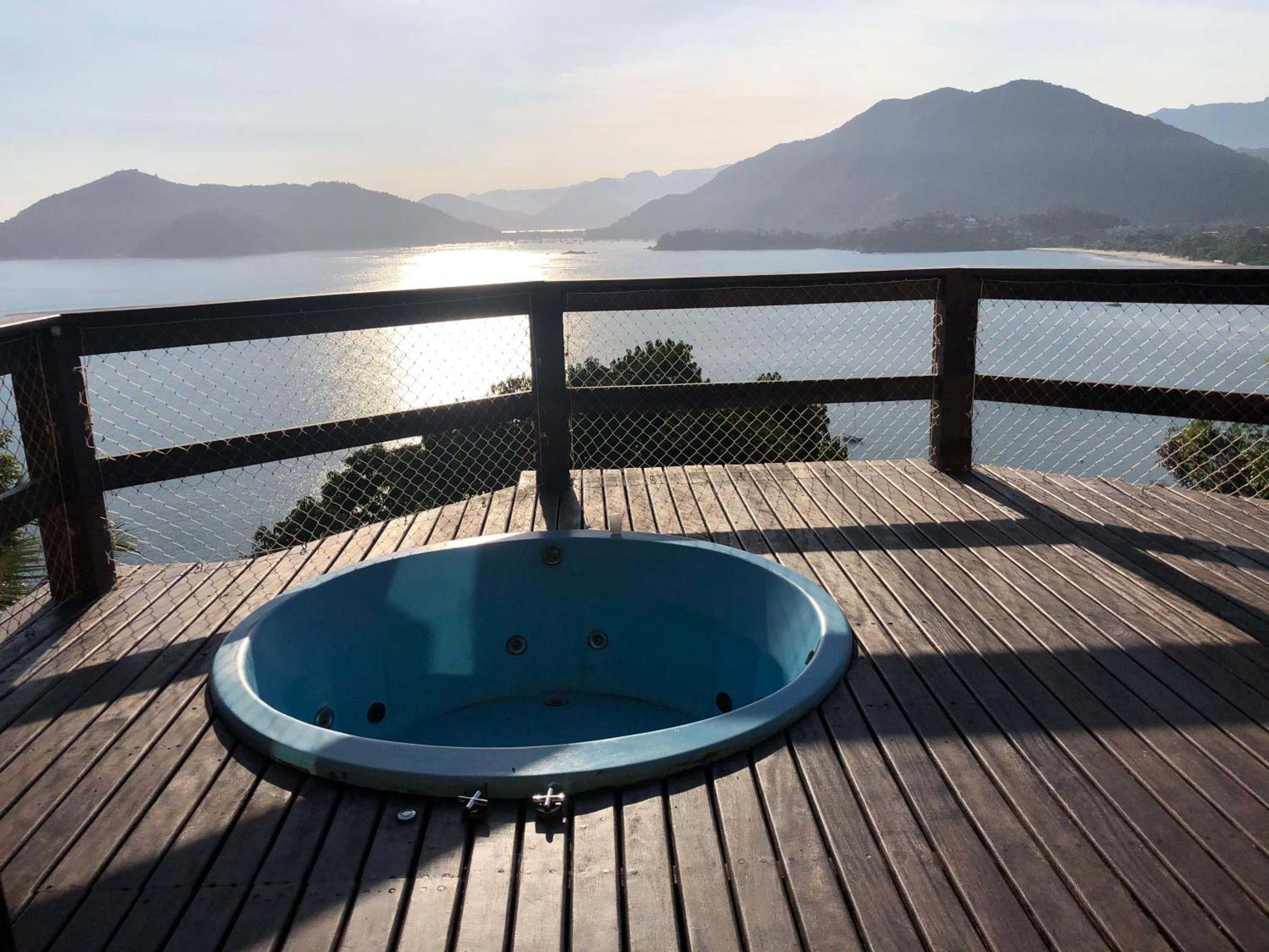 Mansão na costa com vista para o mar