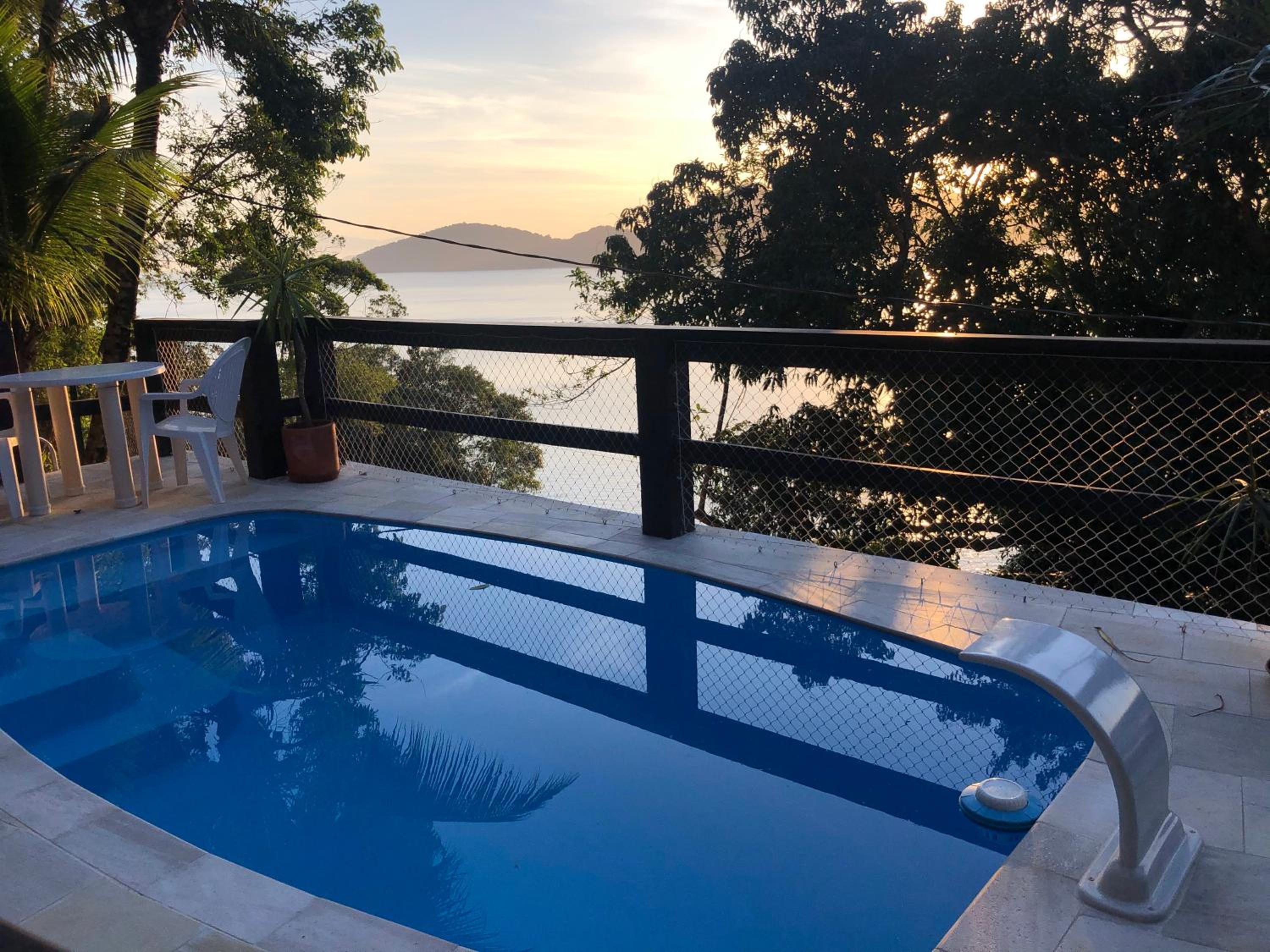 Mansão na costa com vista para o mar
