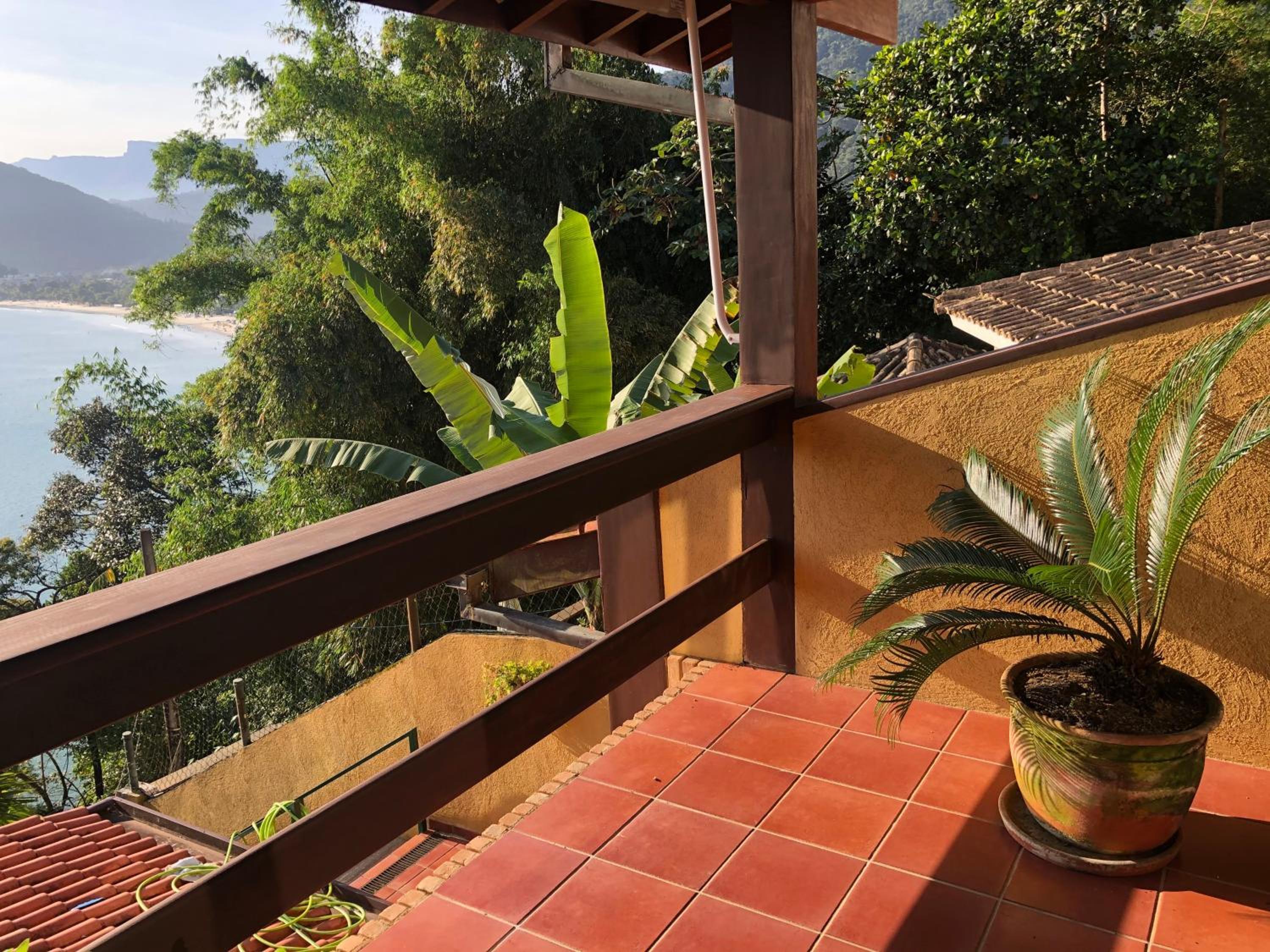 Mansão na costa com vista para o mar