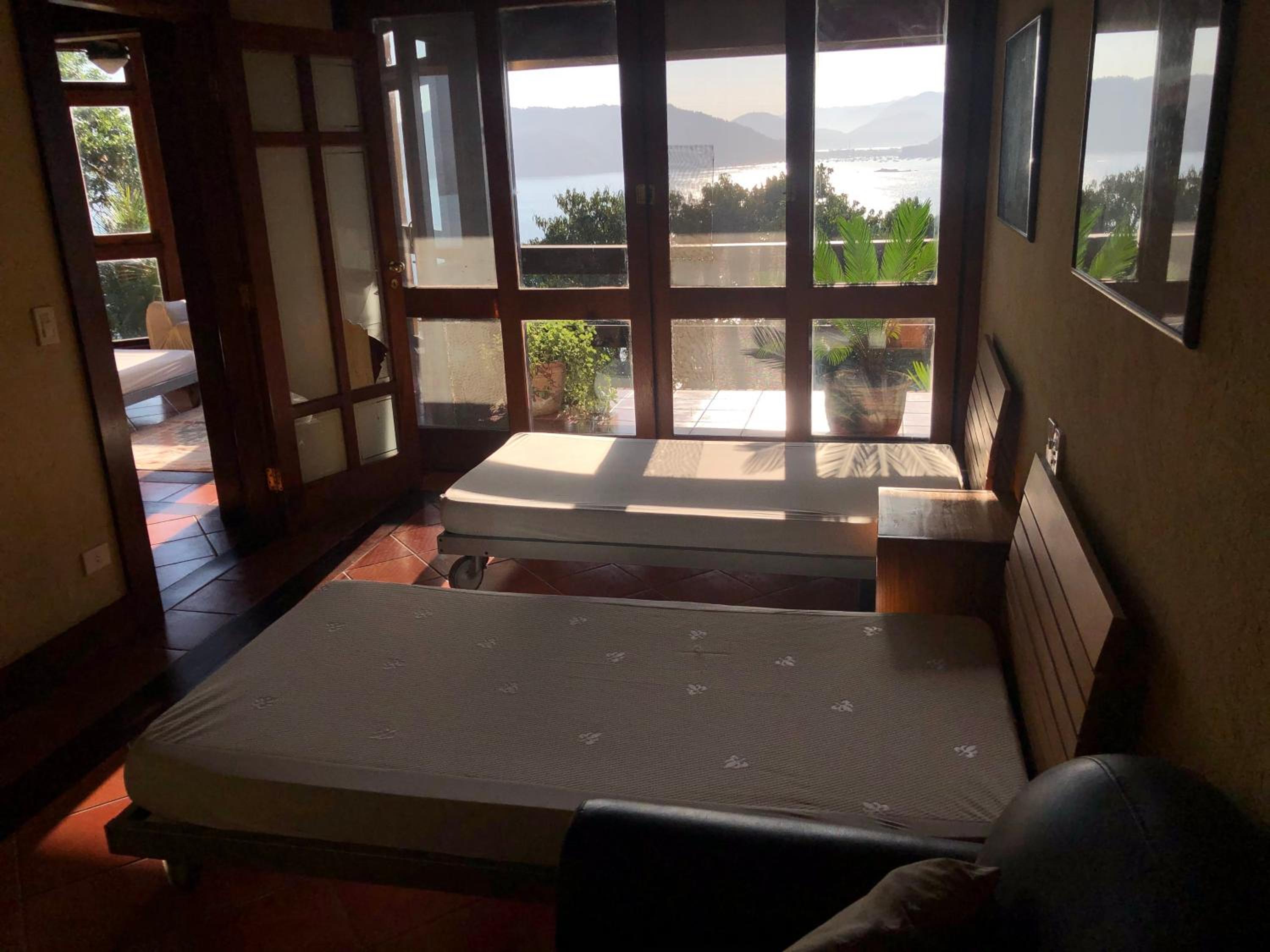 Mansão na costa com vista para o mar