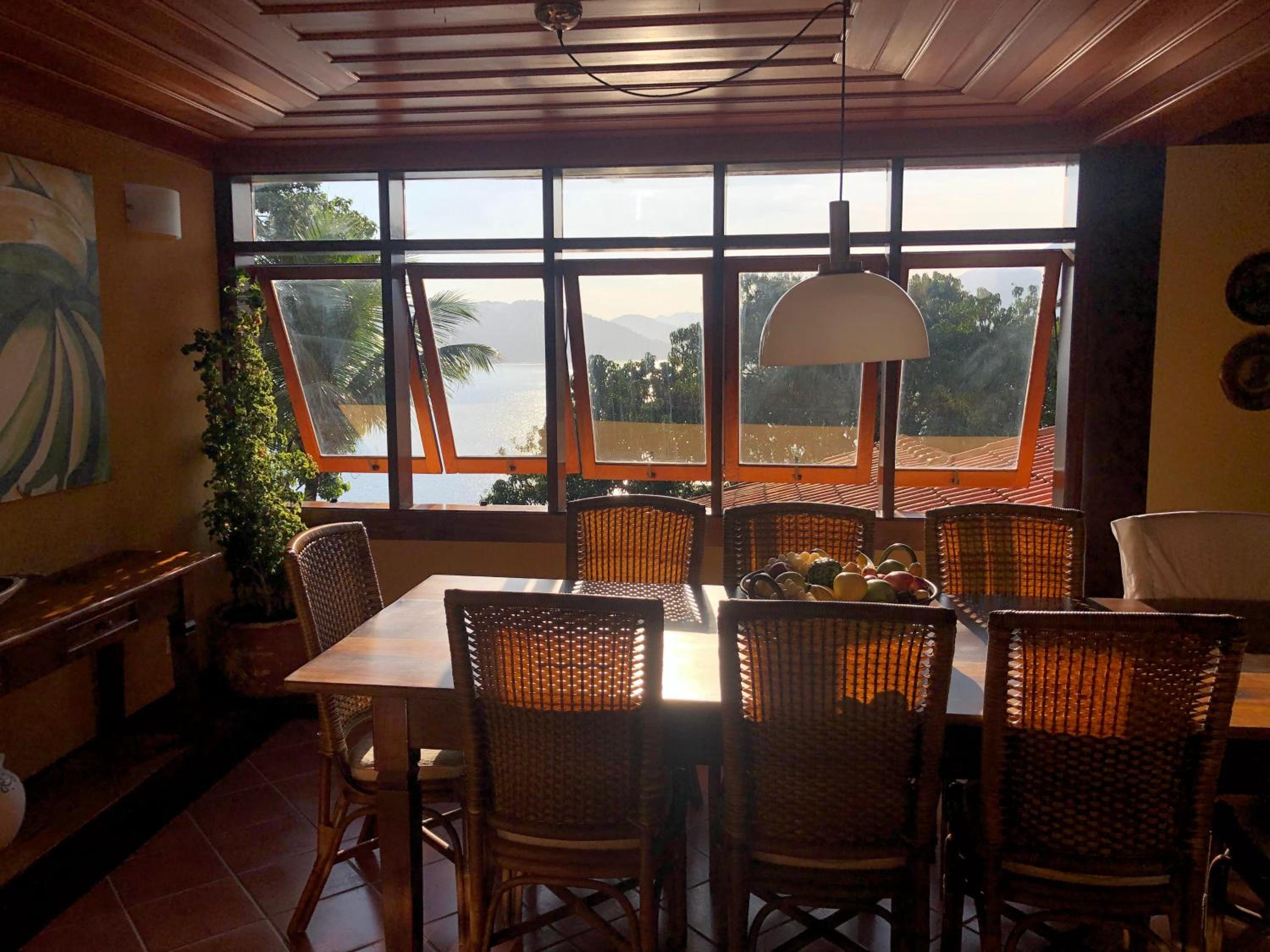 Mansão na costa com vista para o mar