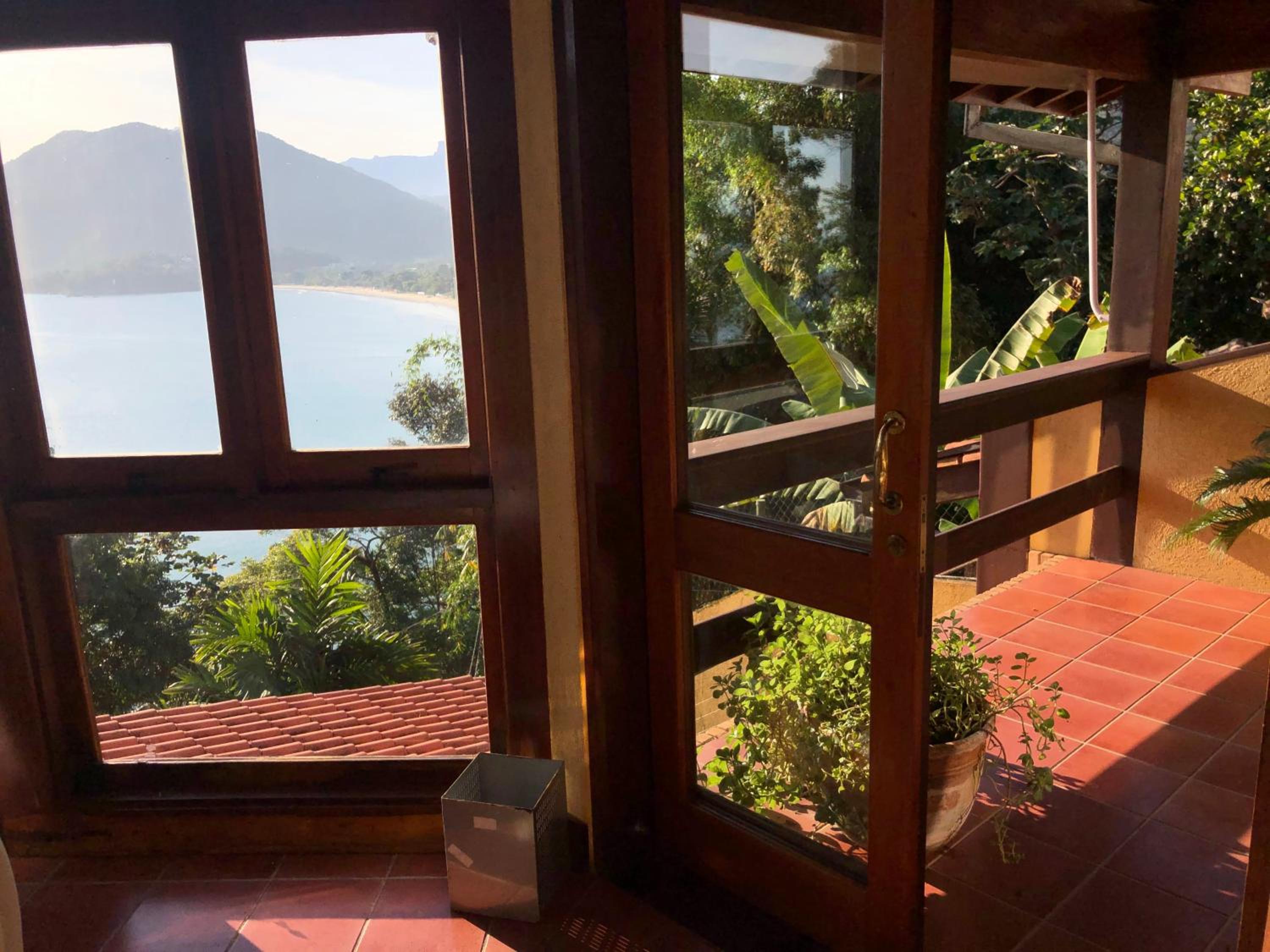 Mansão na costa com vista para o mar