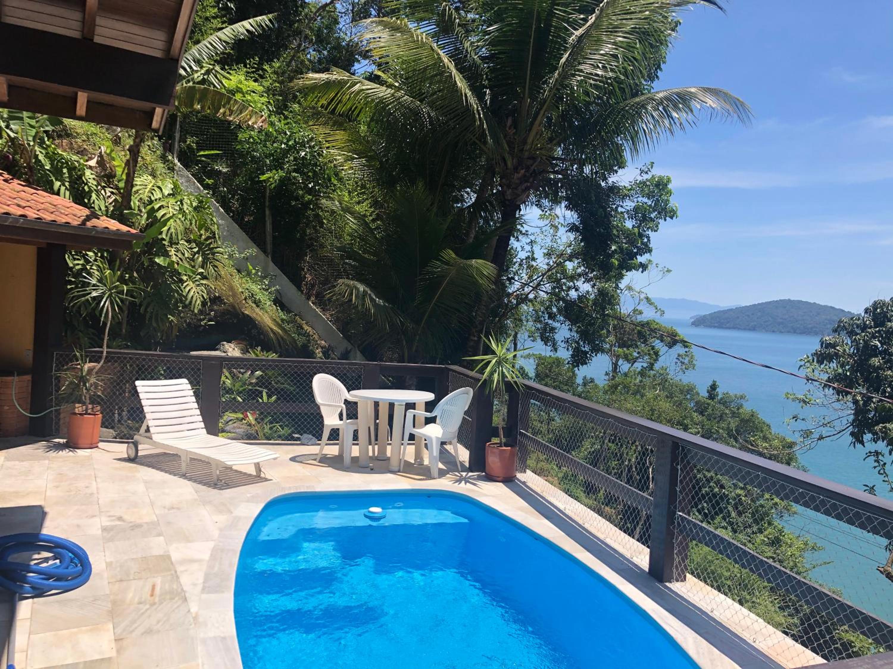 Mansão na costa com vista para o mar