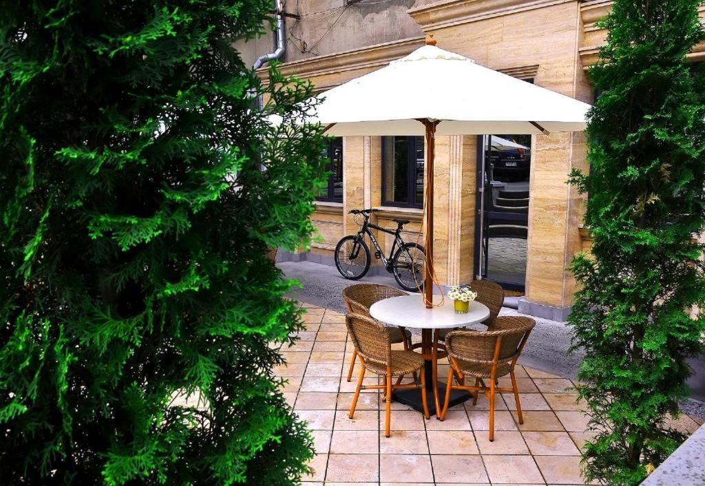 Retro Hostel & Tours