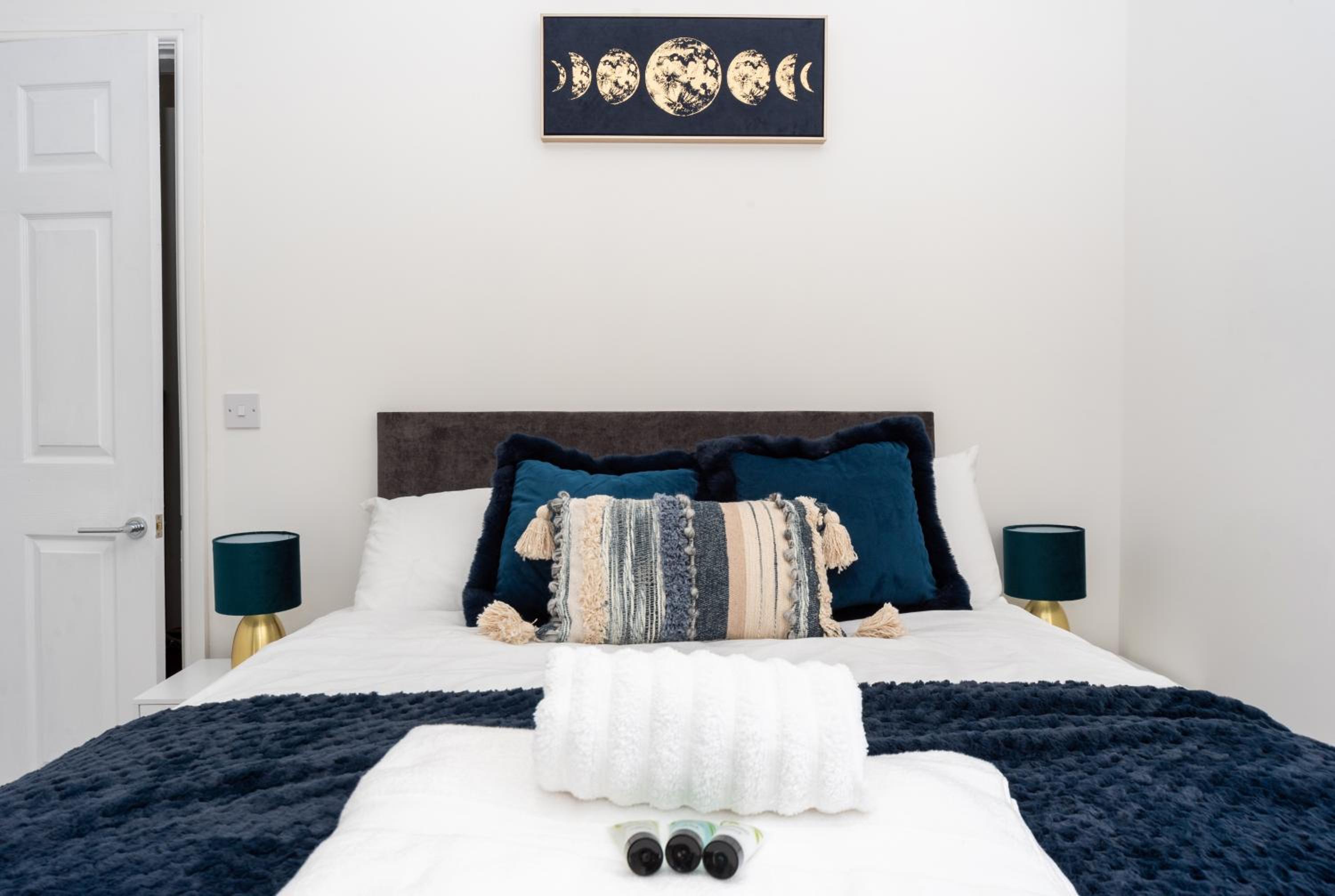 Sea Views Modern Two Bedroom Apartment