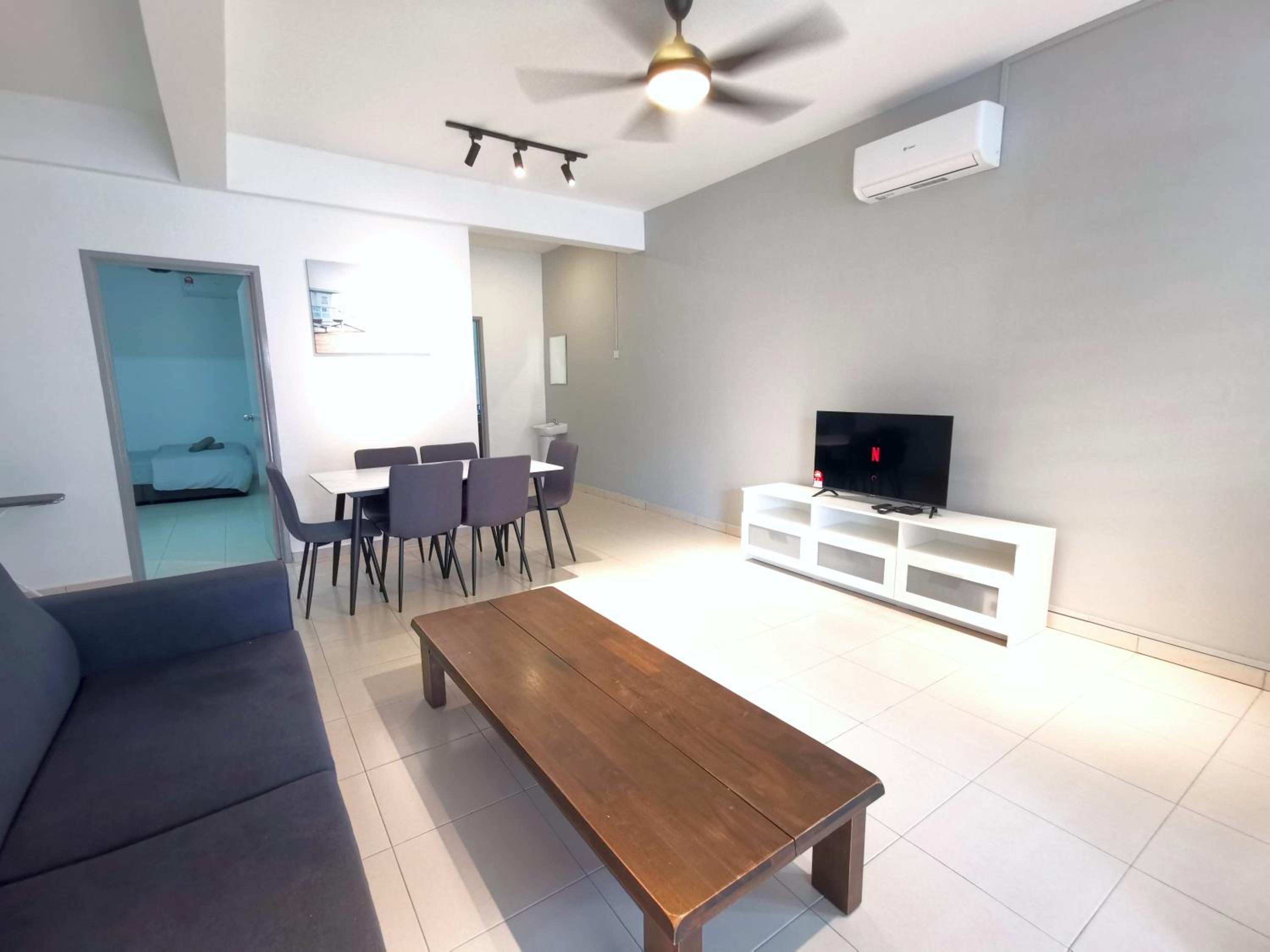 Maco Home Premium Suite Corner at Mount Austin Taman Daya