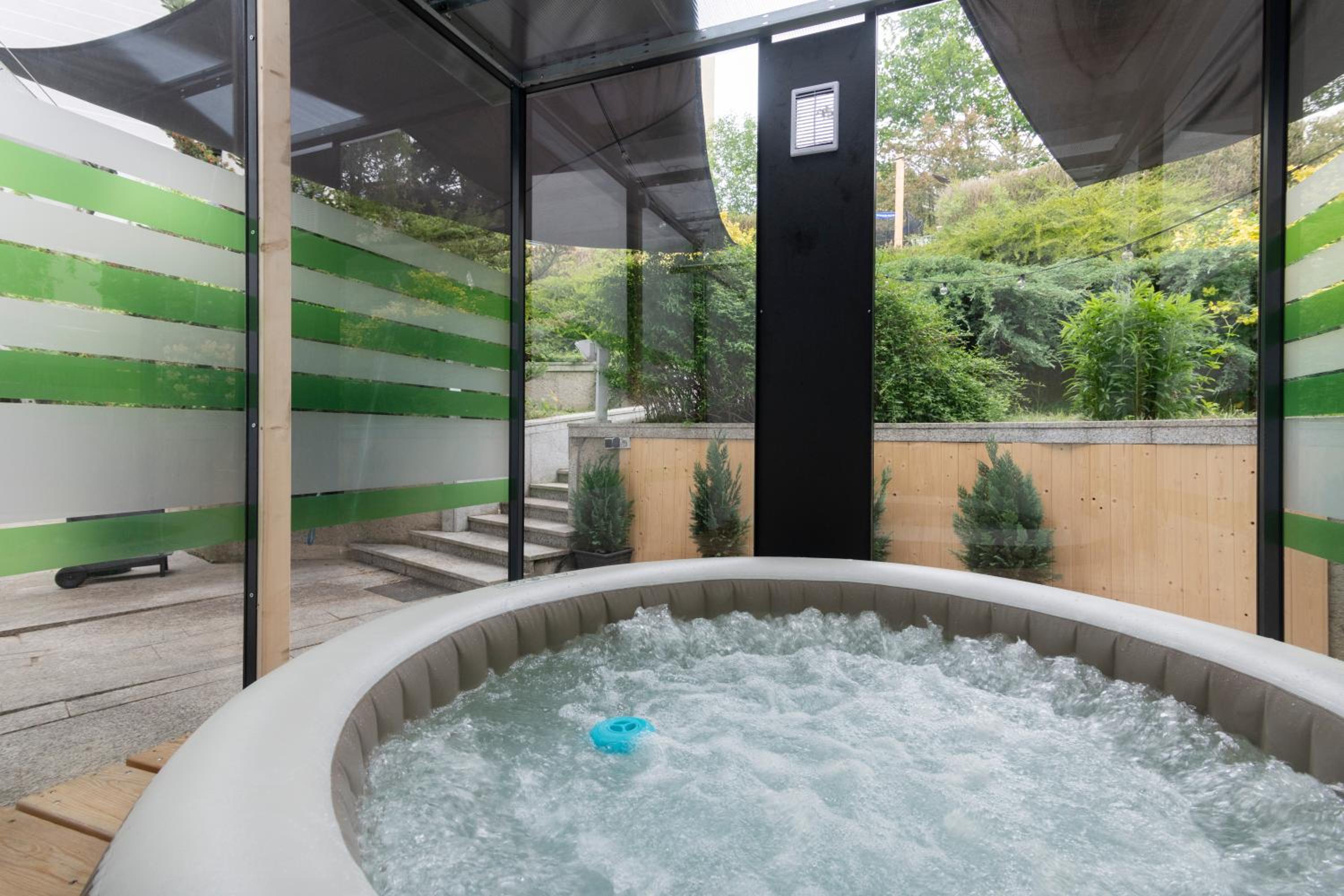 Miami Lovely romantic Garden apartment with whirlpool