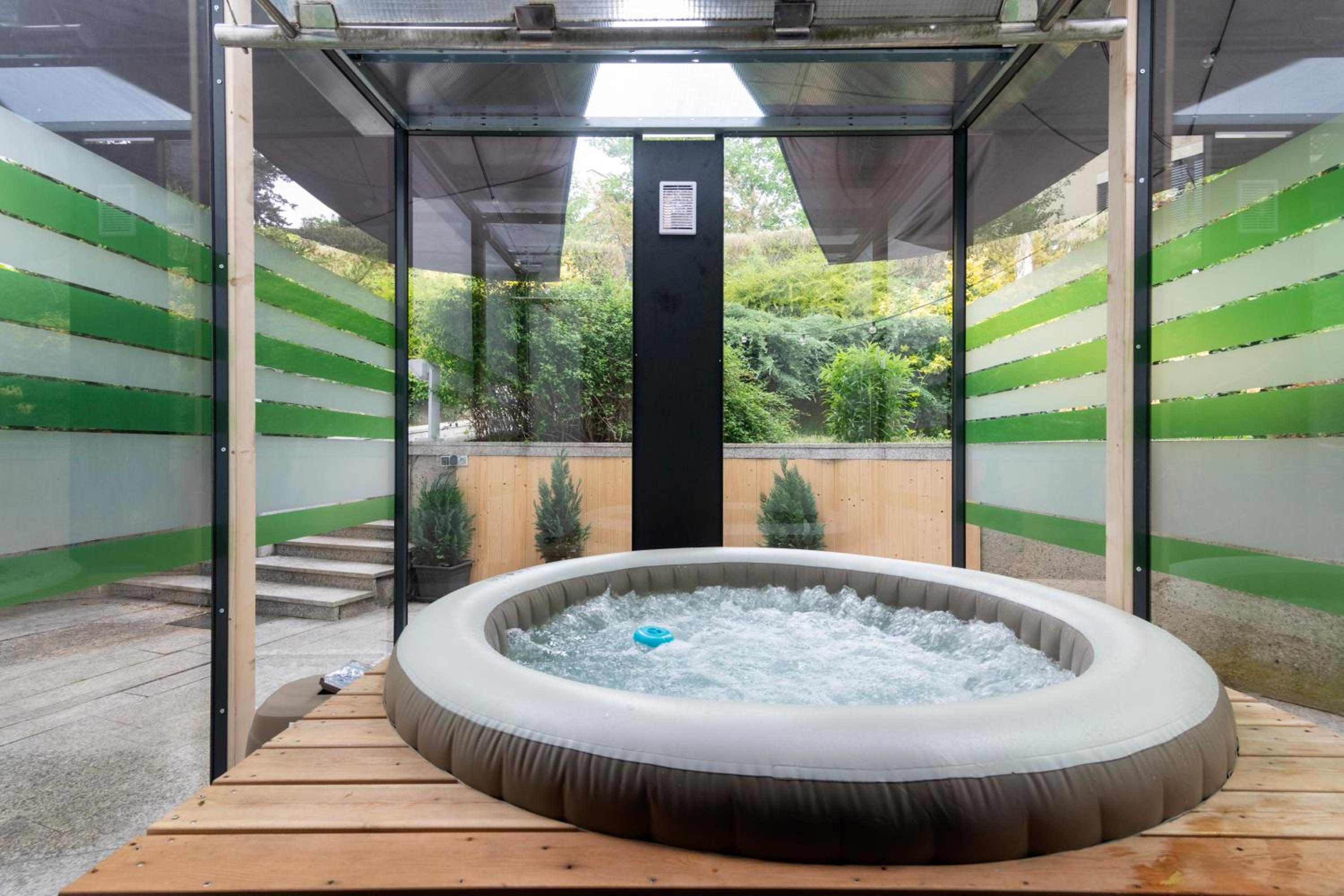 Miami Lovely romantic Garden apartment with whirlpool