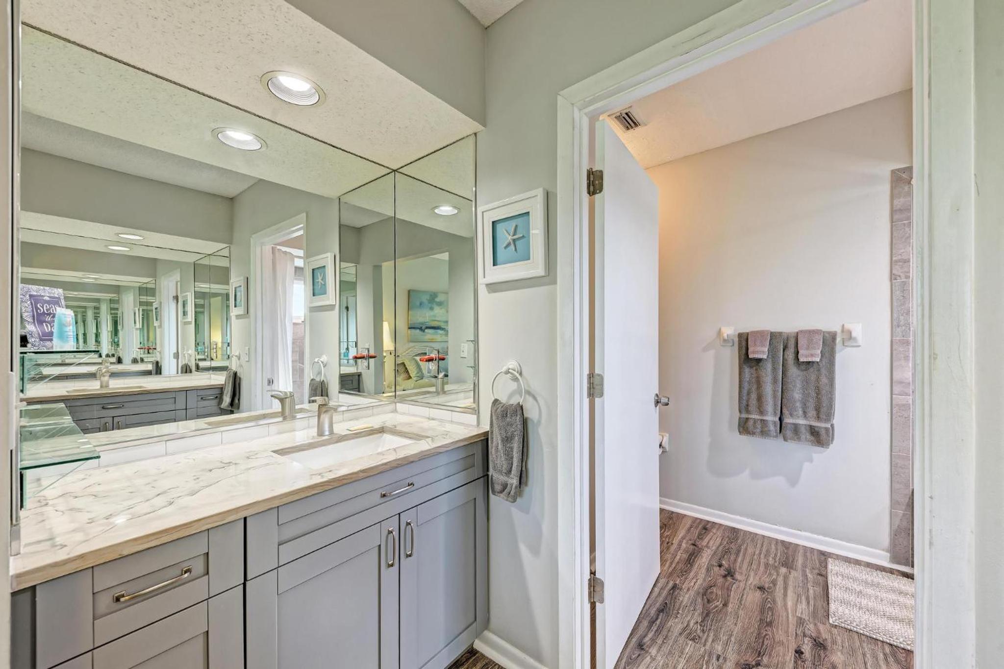 Longboat Key Cedars Beach House-Pet Friendly-2 Minute To The Beach - Property Image 23