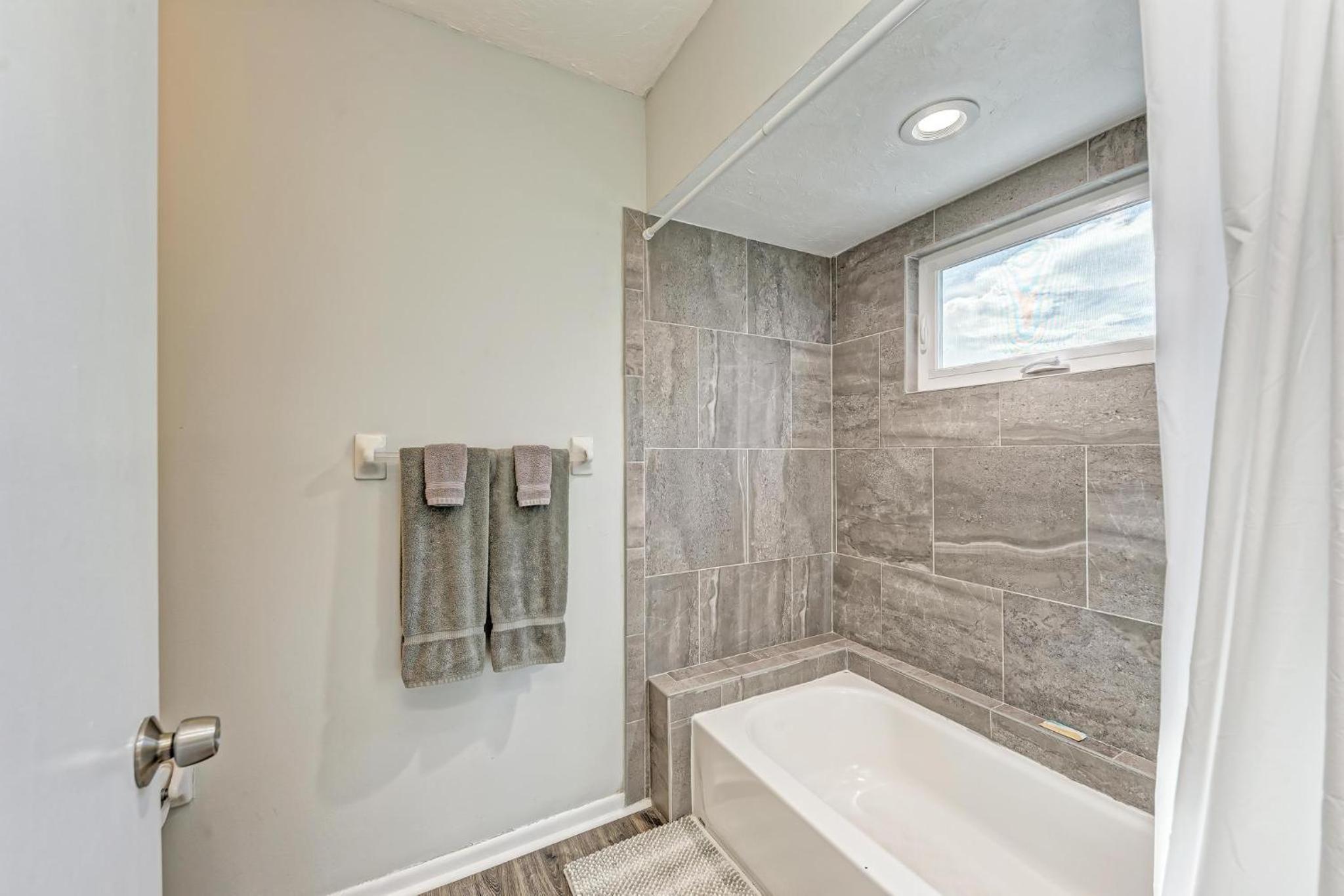 Longboat Key Cedars Beach House-Pet Friendly-2 Minute To The Beach - Property Image 25