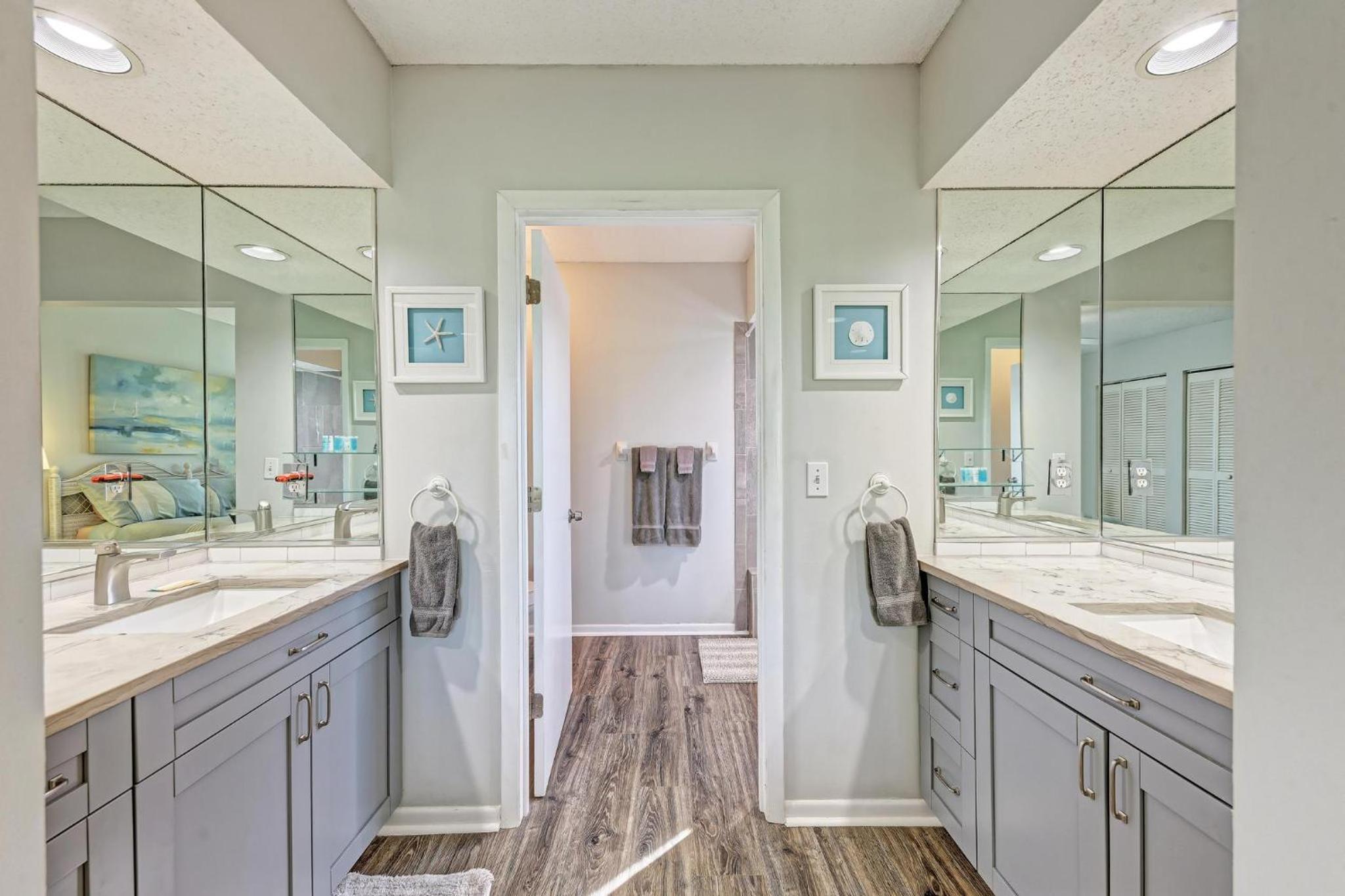 Longboat Key Cedars Beach House-Pet Friendly-2 Minute To The Beach - Property Image 26