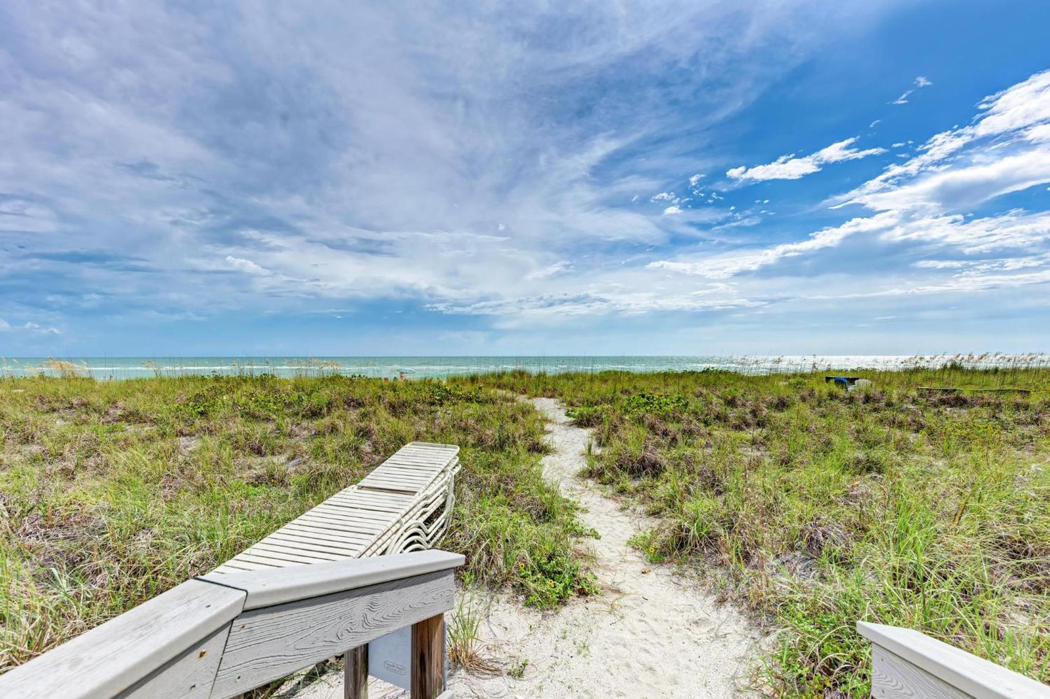 Longboat Key Cedars Beach House-Pet Friendly-2 Minute To The Beach - Property Image 51