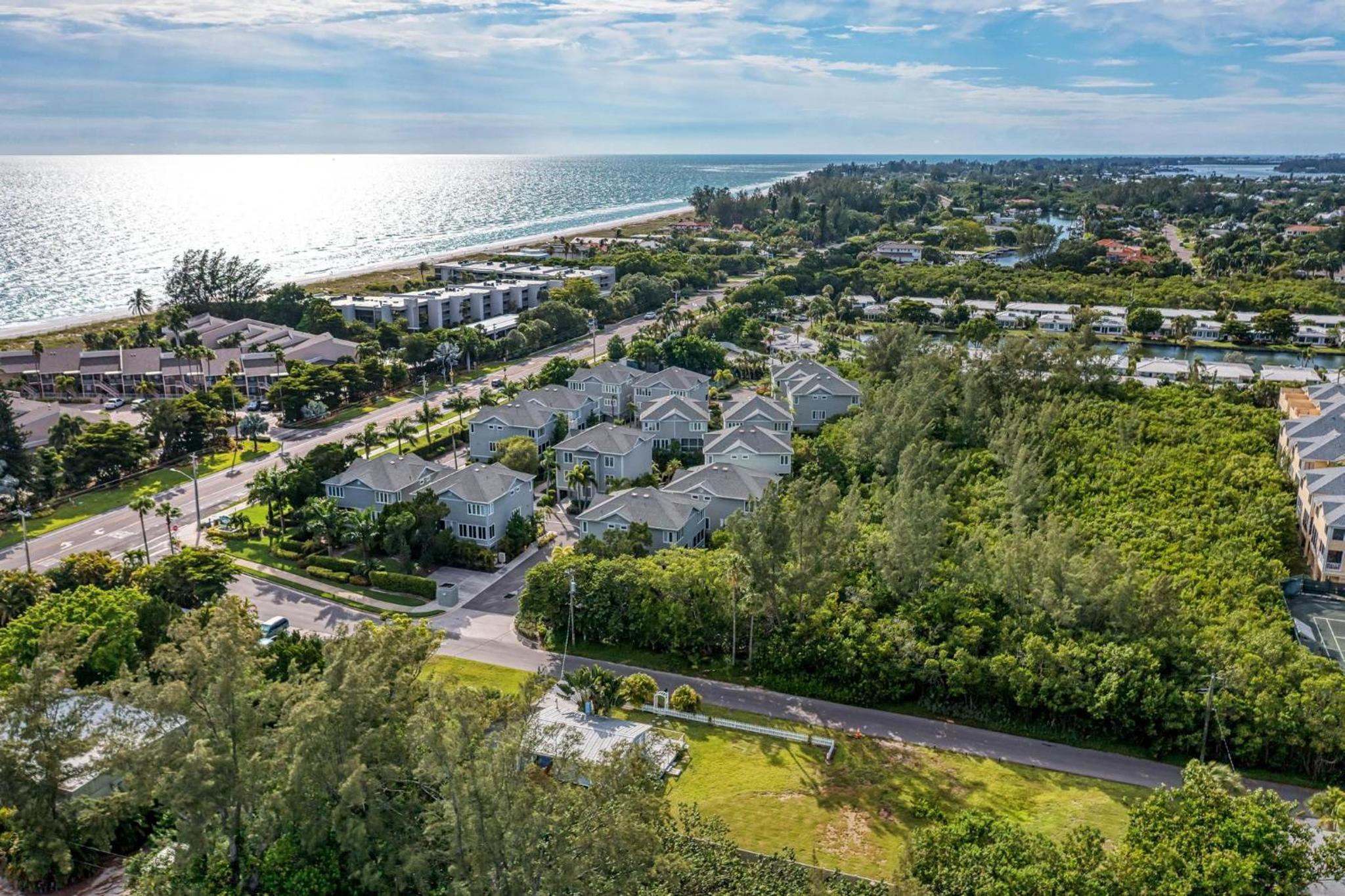 Longboat Key Cedars Beach House-Pet Friendly-2 Minute To The Beach - Property Image 82