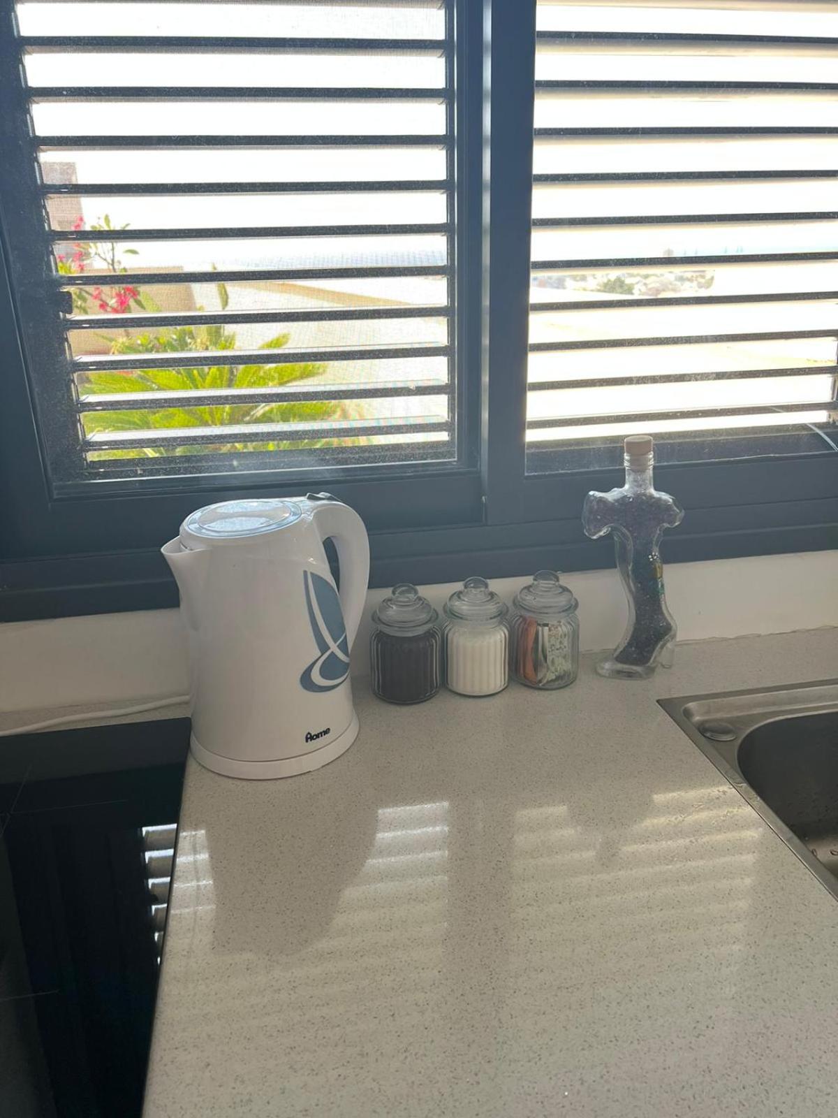 סטודיו חדש ויפה עם נוף לים view 2