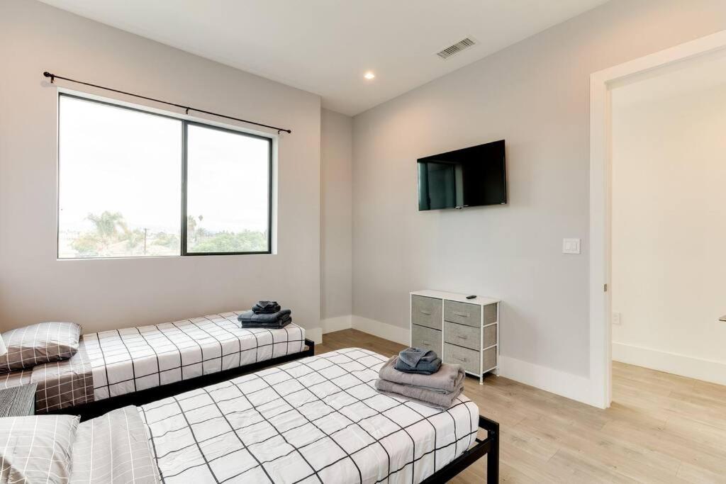 3 Luxury Modern Homes 12 bedrooms & Rooftop Decks