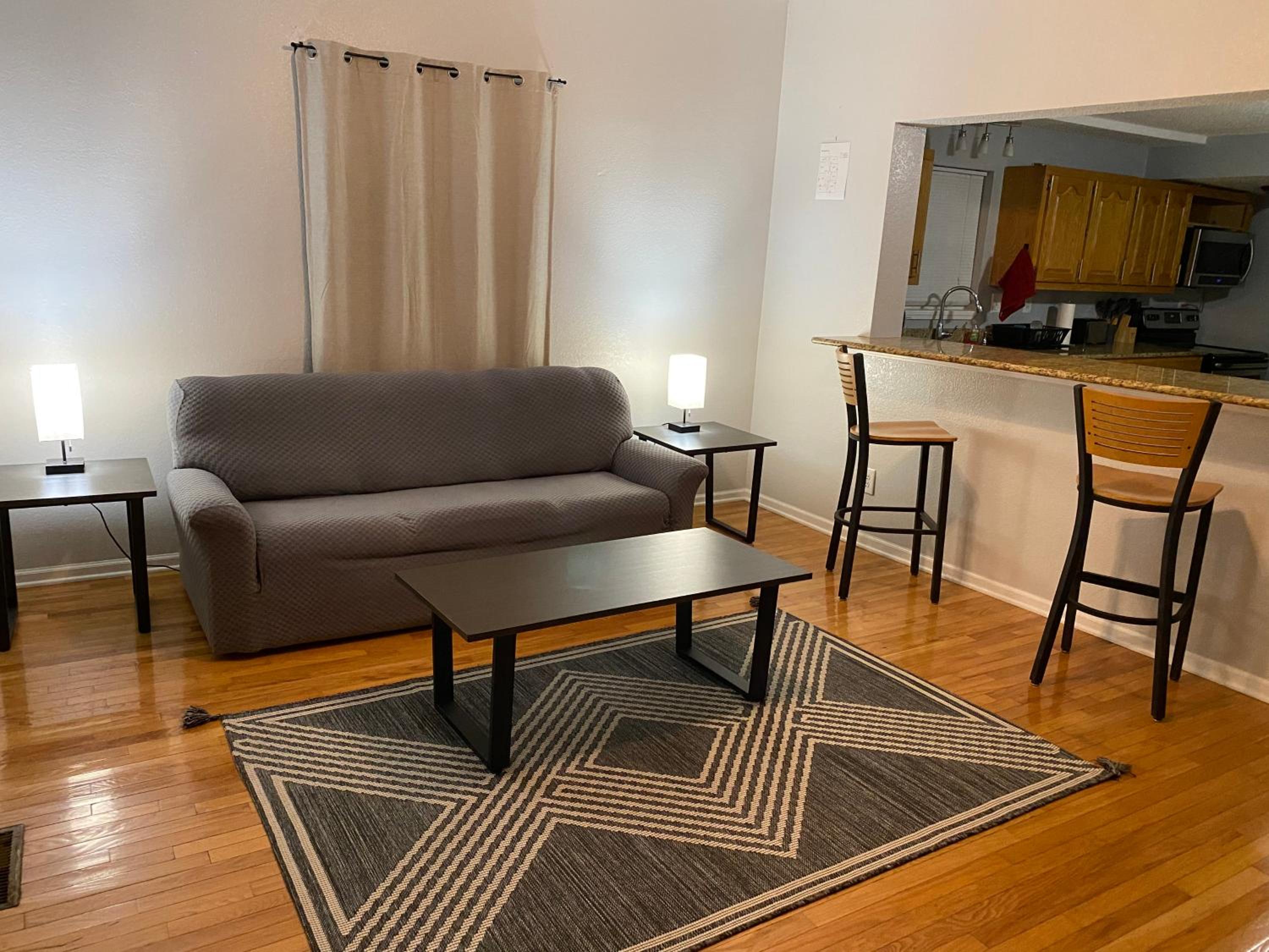 Springfield Vacations - Cozy house with large free parking on premises - Property Image 1