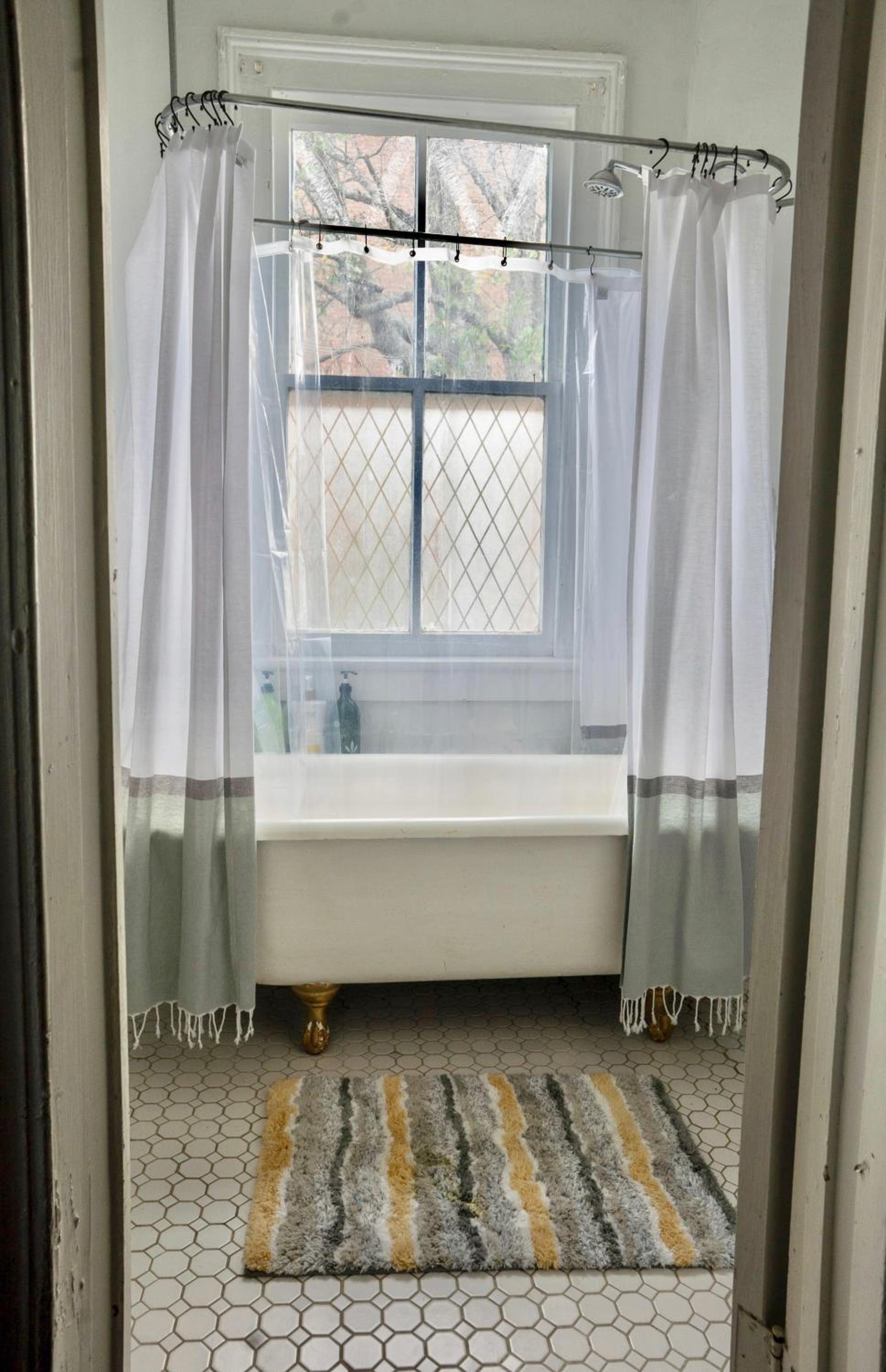 Lovely & Historical 3BR - Balcony - Central Location