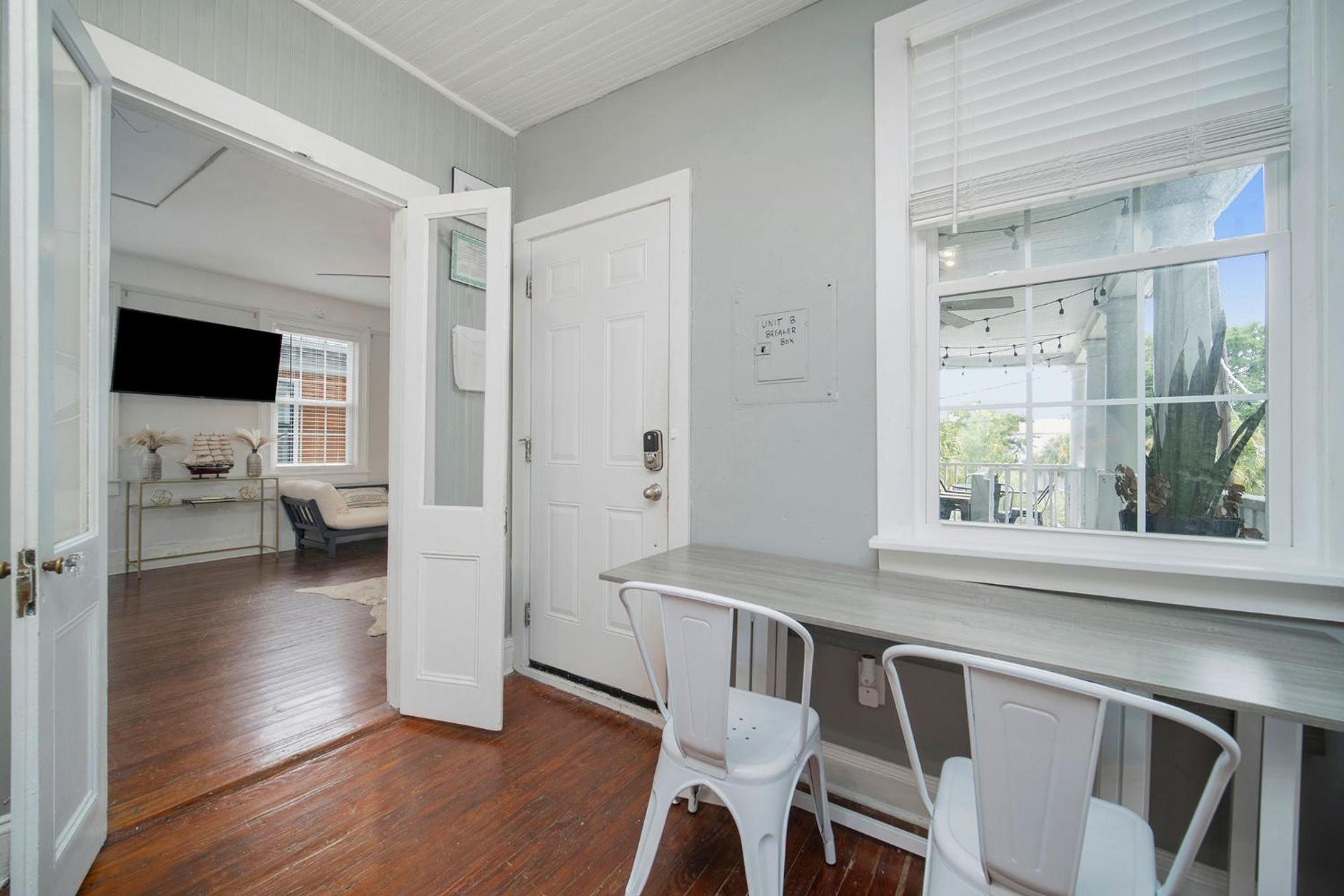 Lovely & Historical 3BR - Balcony - Central Location