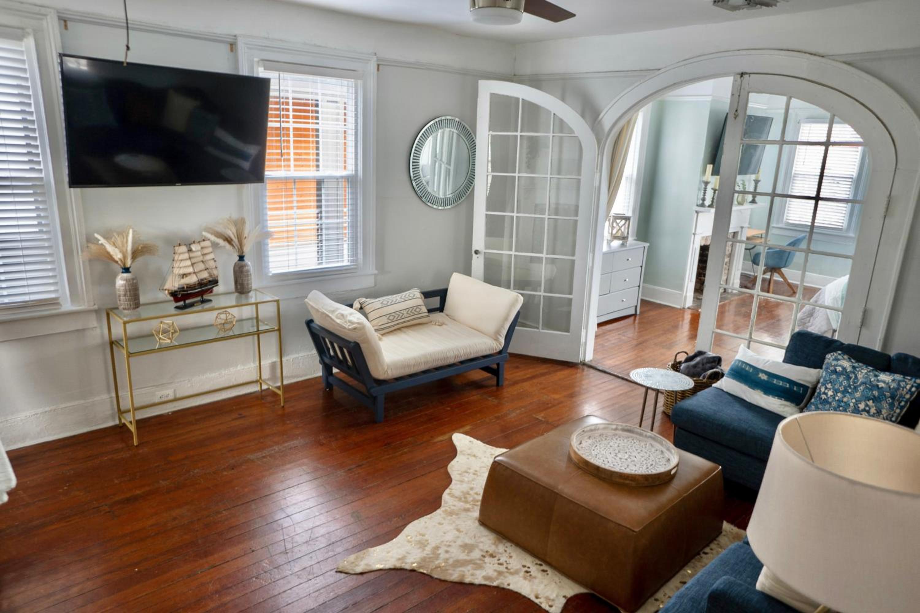 Lovely & Historical 3BR - Balcony - Central Location