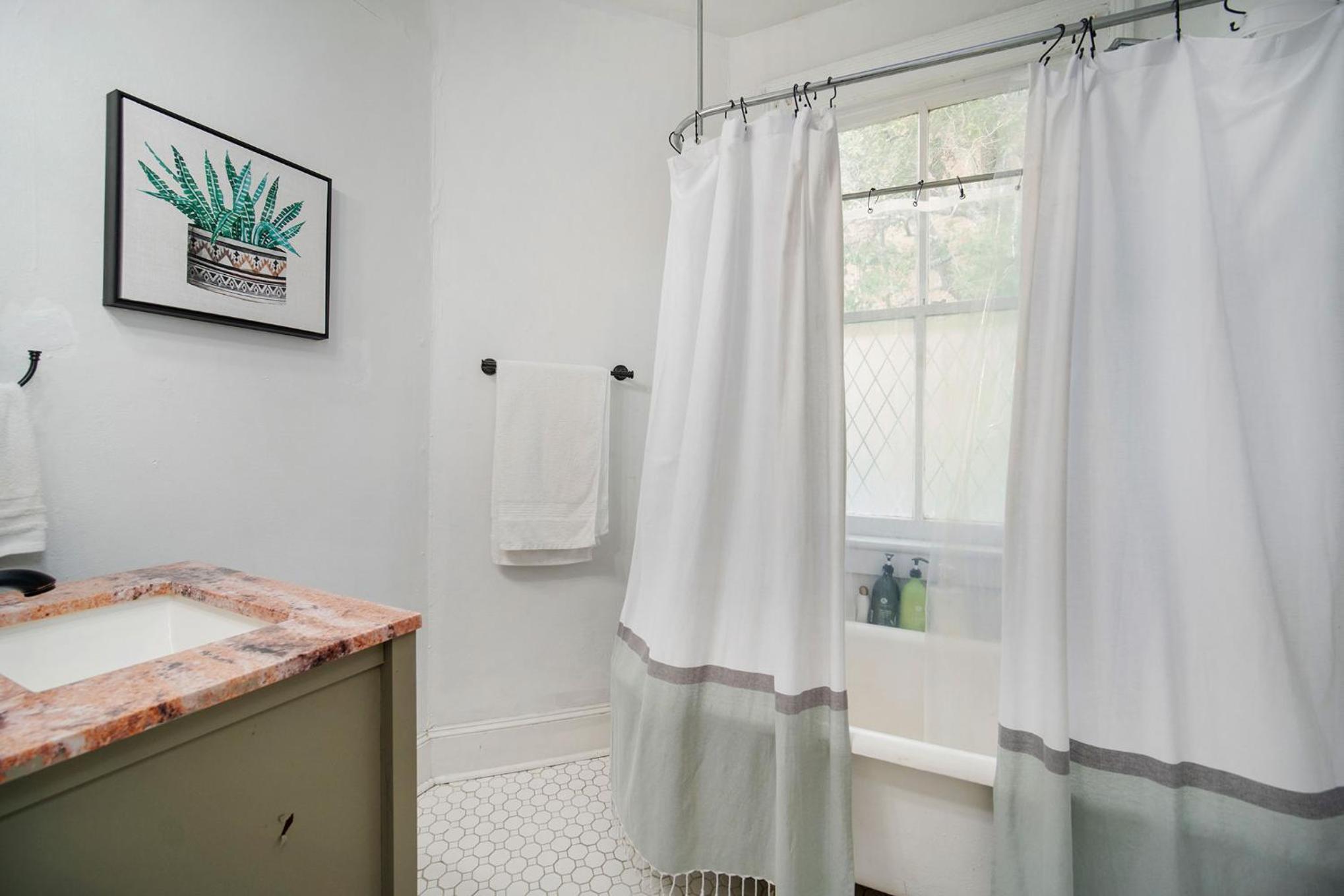 Lovely & Historical 3BR - Balcony - Central Location