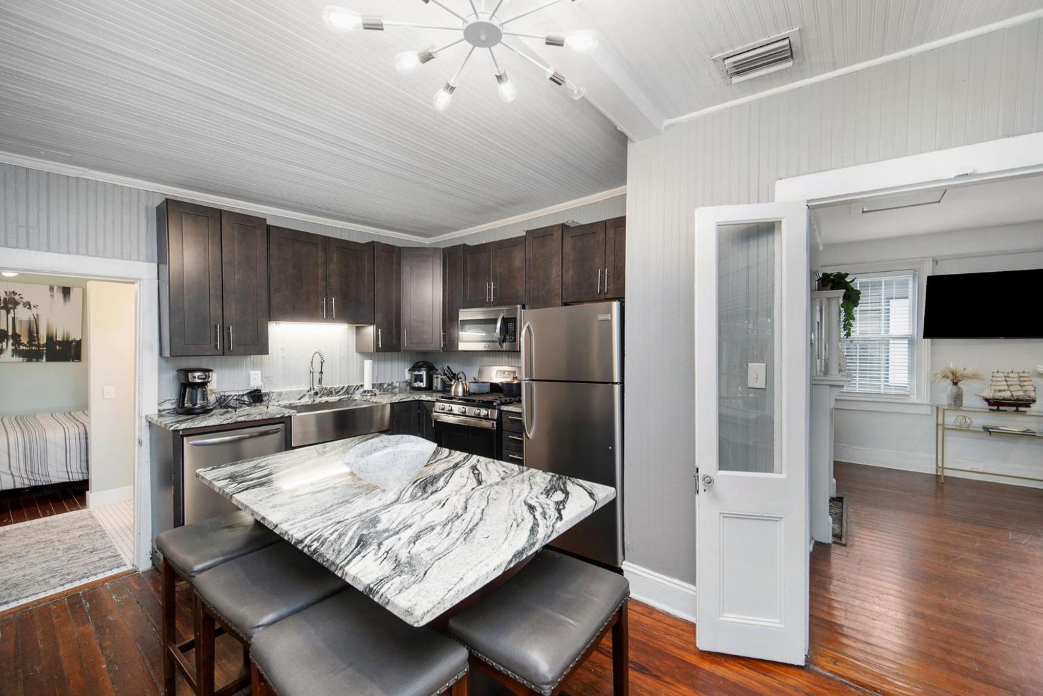 Lovely & Historical 3BR - Balcony - Central Location