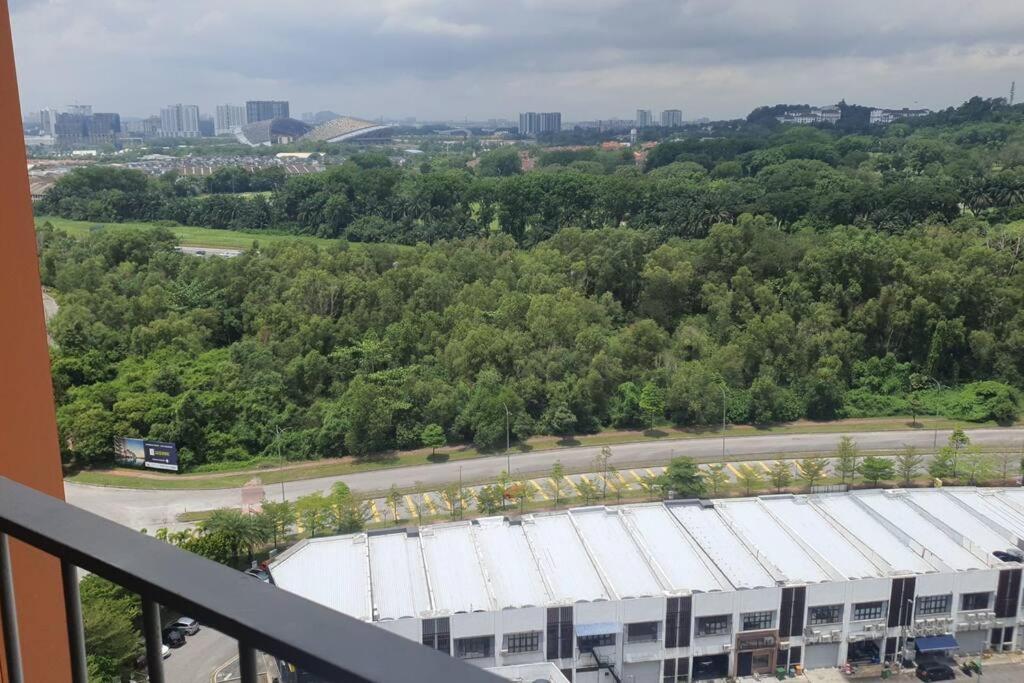 Lovely studio condo with balcony & pool @ Suria Jelutong