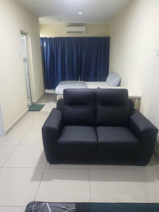 Lovely studio condo with balcony & pool @ Suria Jelutong