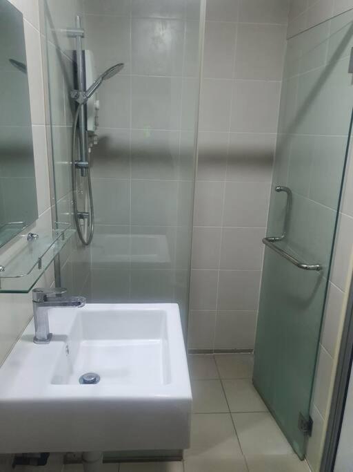 Lovely studio condo with balcony & pool @ Suria Jelutong photo 2
