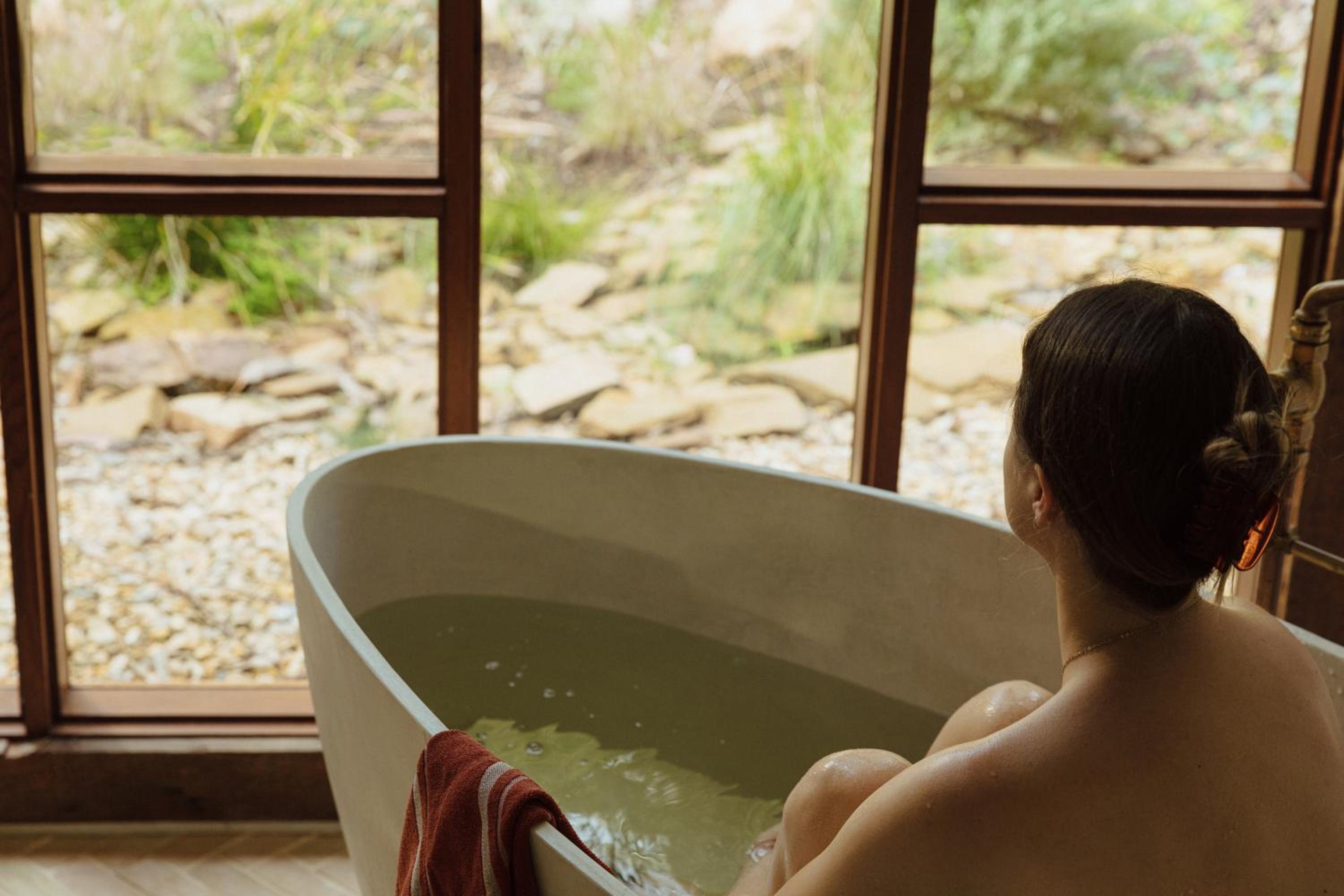 TIMBA - Luxury bush retreat with pool, spa & gym