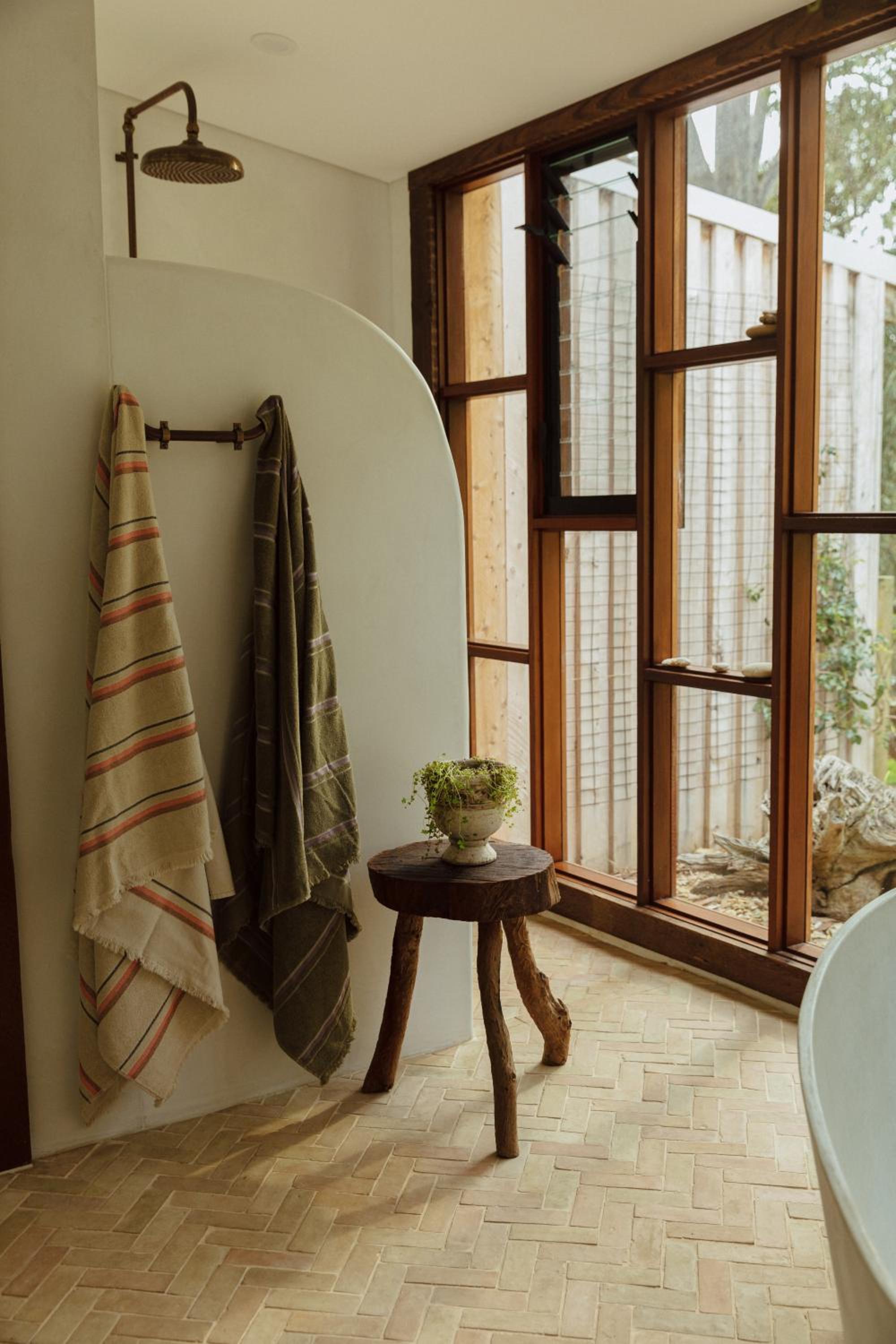 TIMBA - Luxury bush retreat with pool, spa & gym