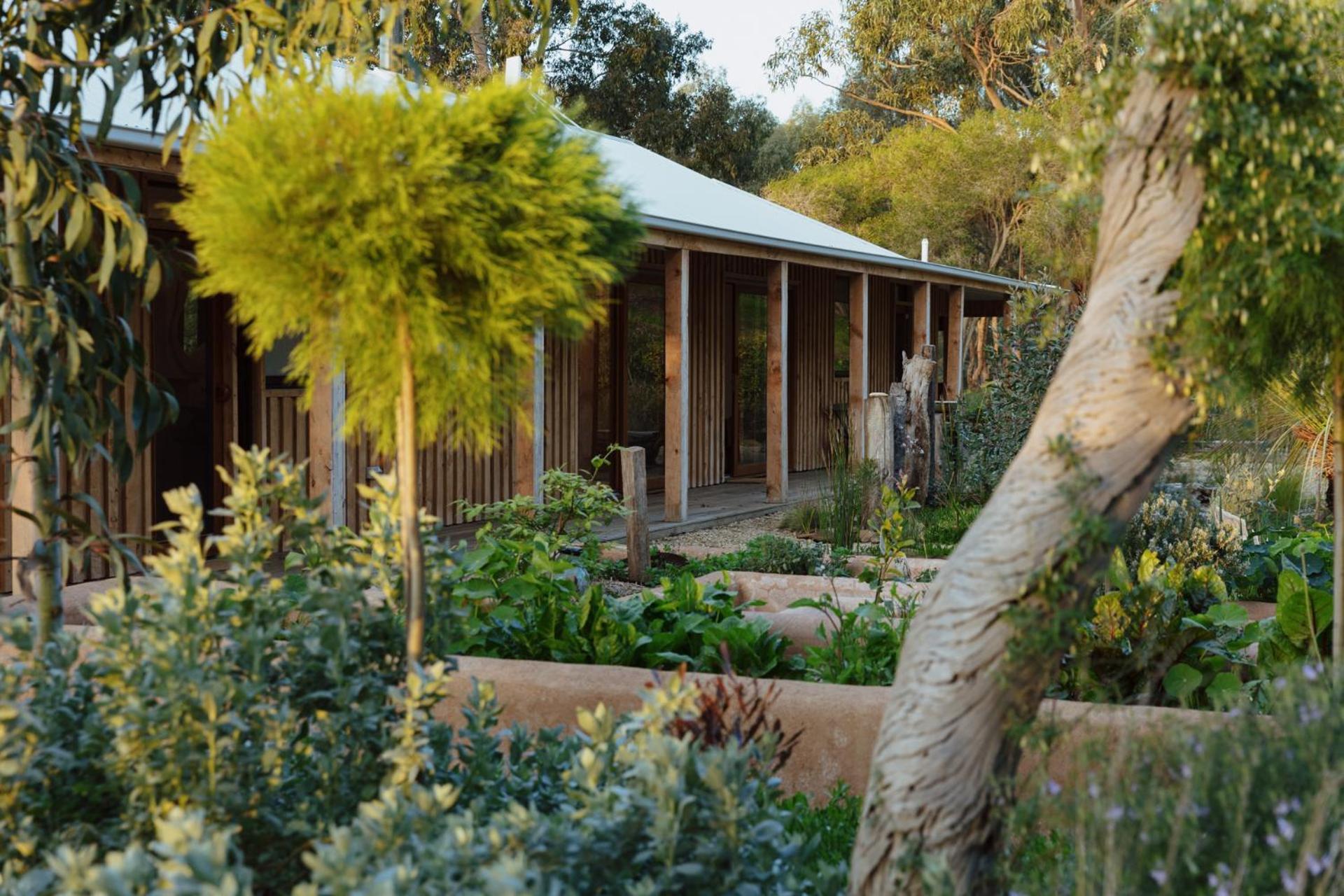 TIMBA - Luxury bush retreat with pool, spa & gym