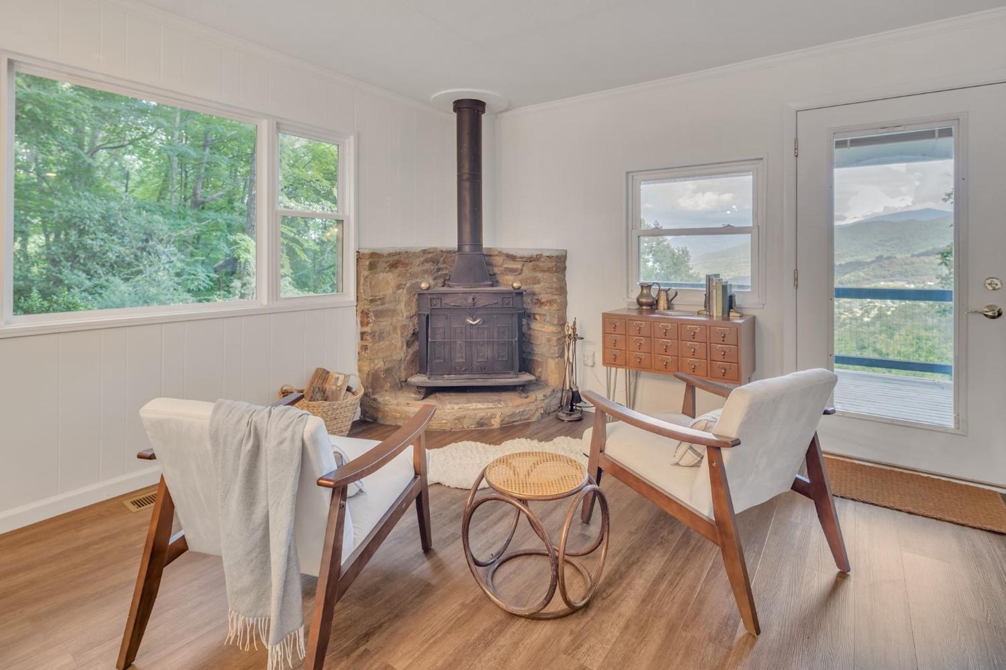Blue Ridge Lookout Beautiful Modern Cabin - Nature Hikes and Pets OK cabin view 3