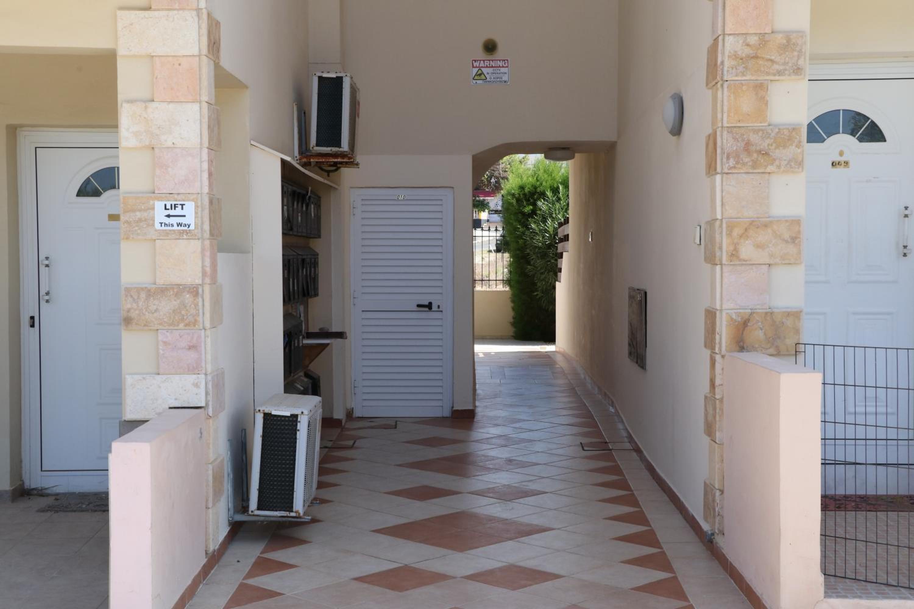 Sunset apartment with pool & 10 mins to Venus beach