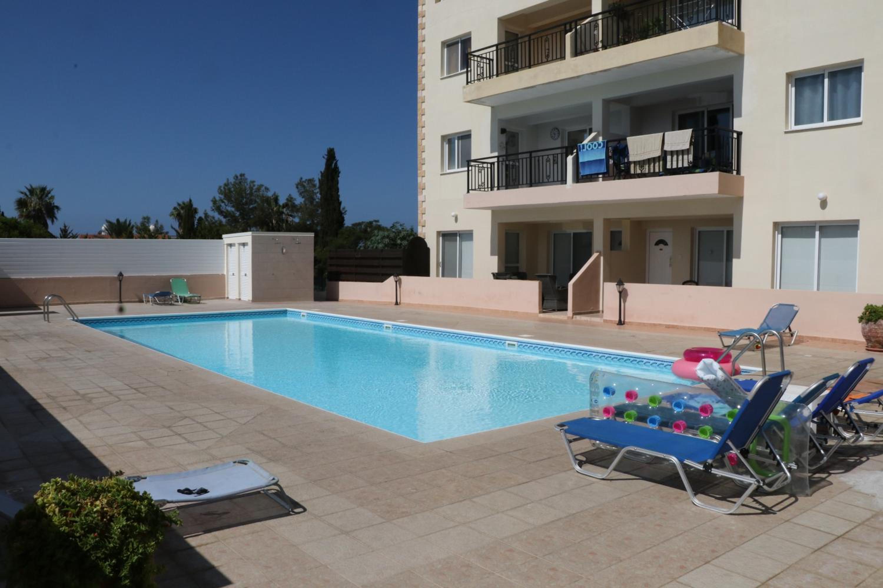 Sunset apartment with pool & 10 mins to Venus beach