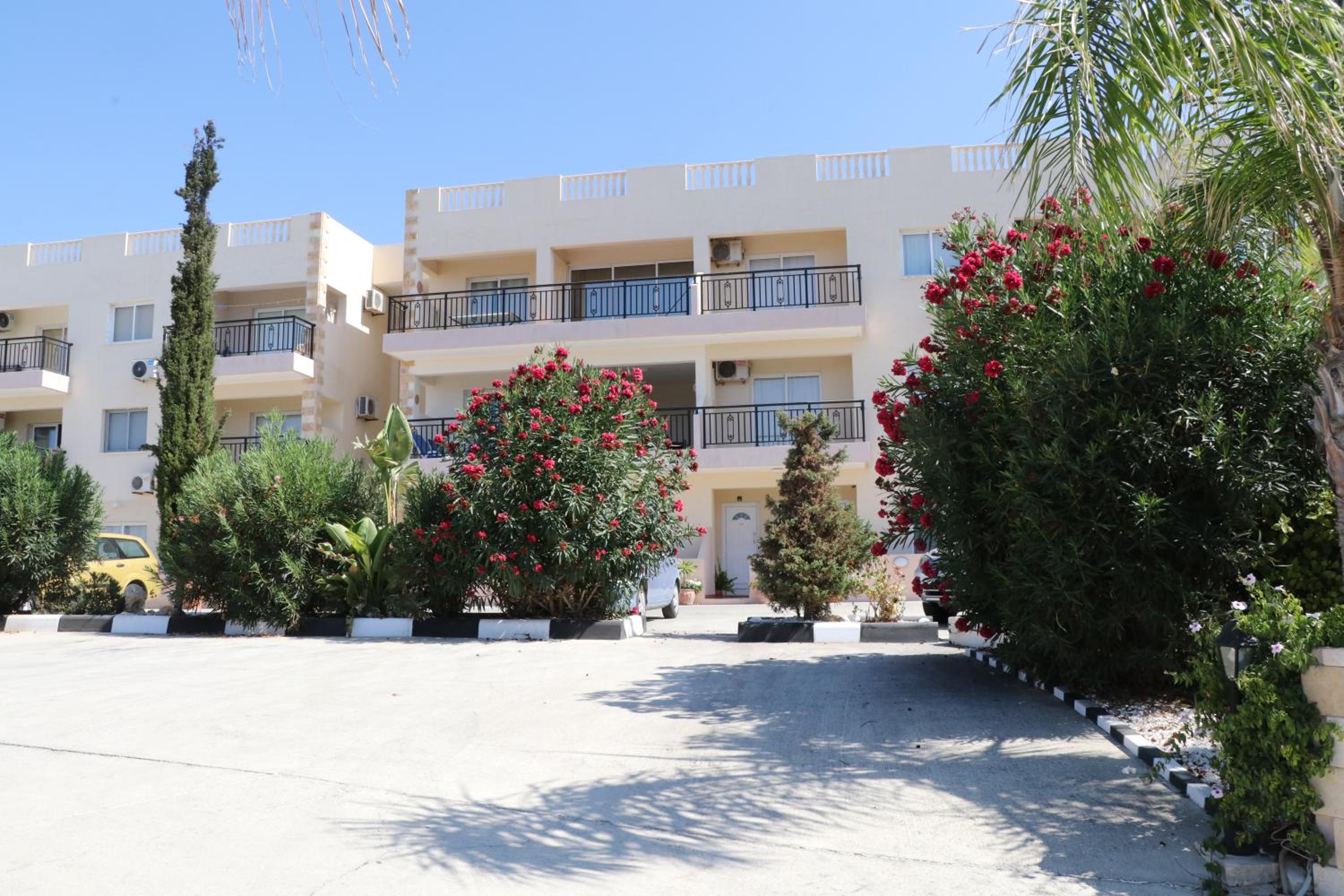 Sunset apartment with pool & 10 mins to Venus beach