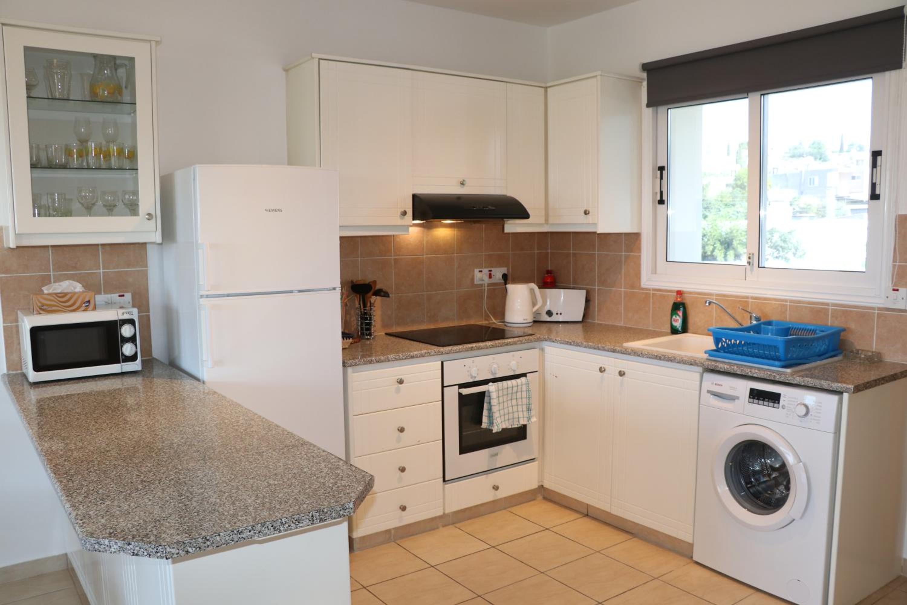 Sunset apartment with pool & 10 mins to Venus beach