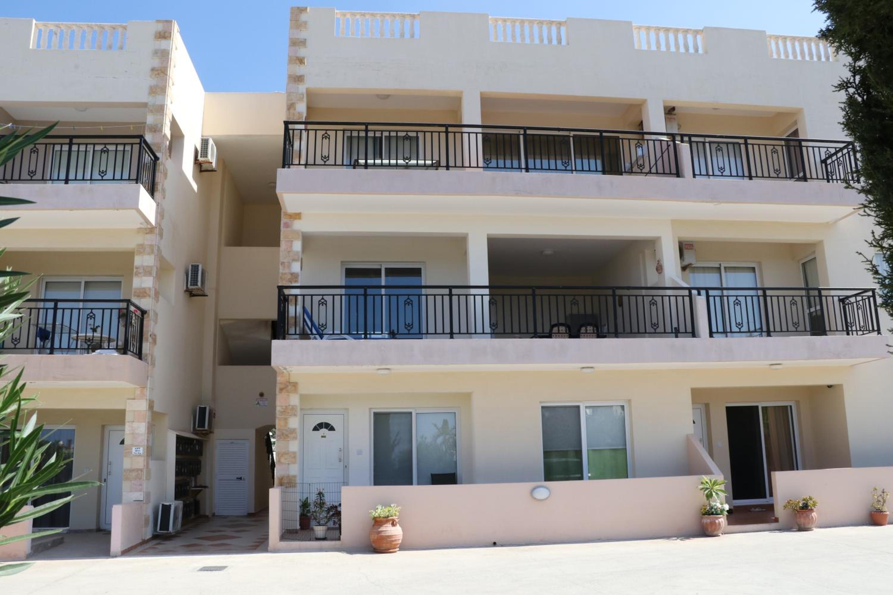 Sunset apartment with pool & 10 mins to Venus beach