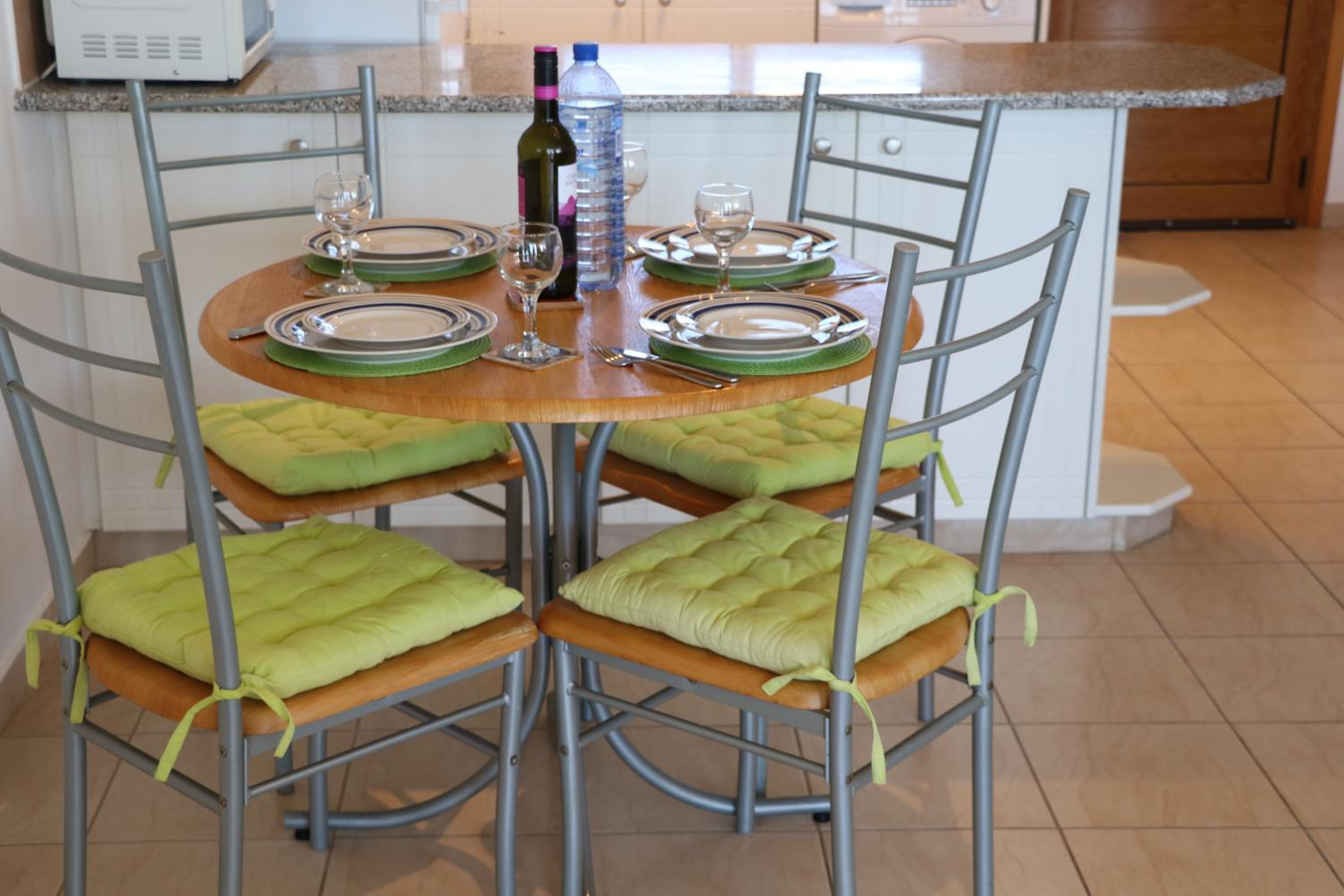 Sunset apartment with pool & 10 mins to Venus beach
