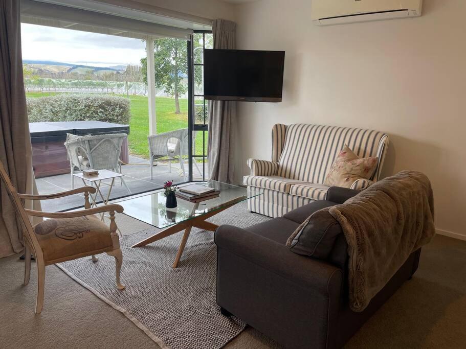 Cosy Cottage in the Vines view 3