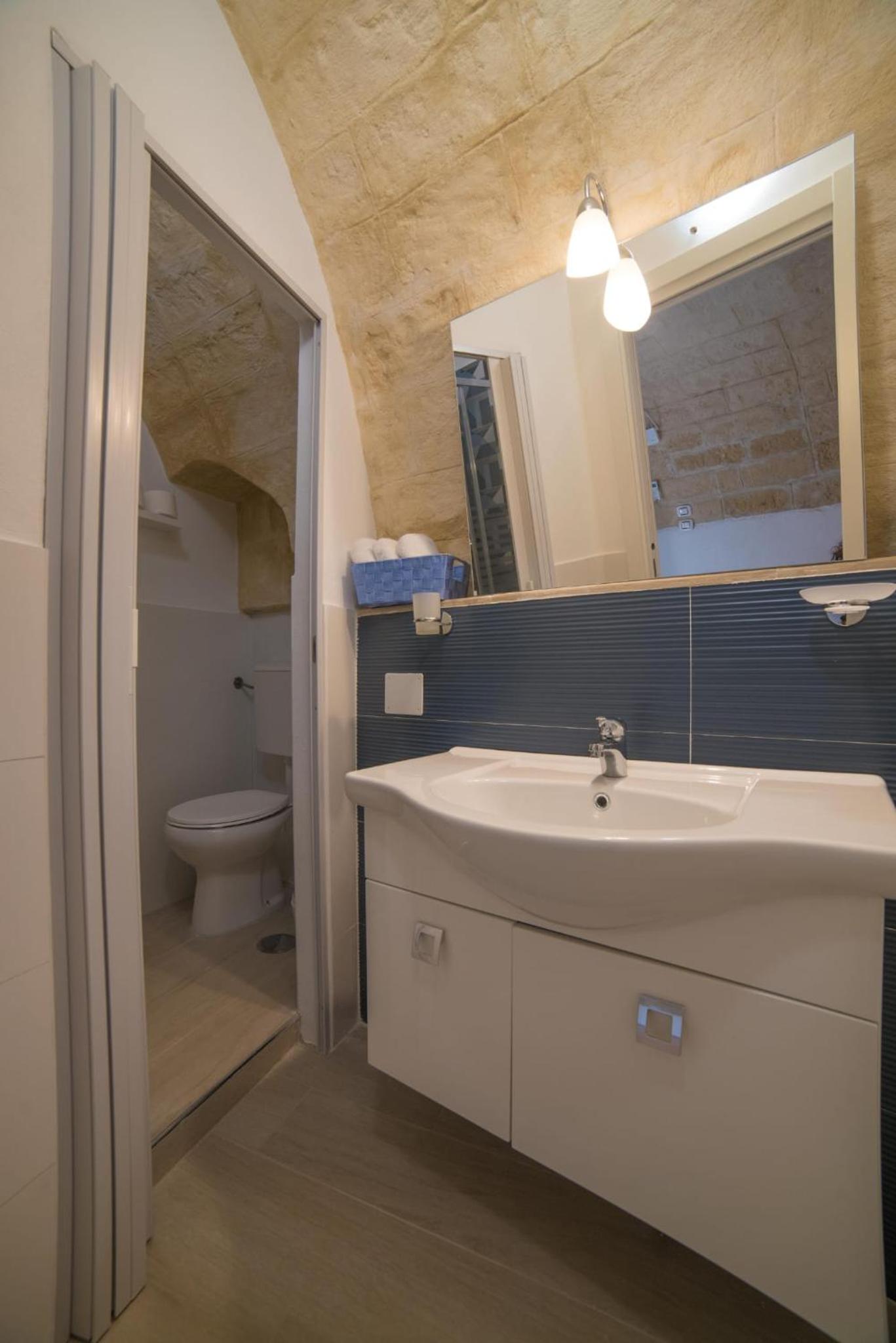 A due passi dal mare en Trani — bathroom