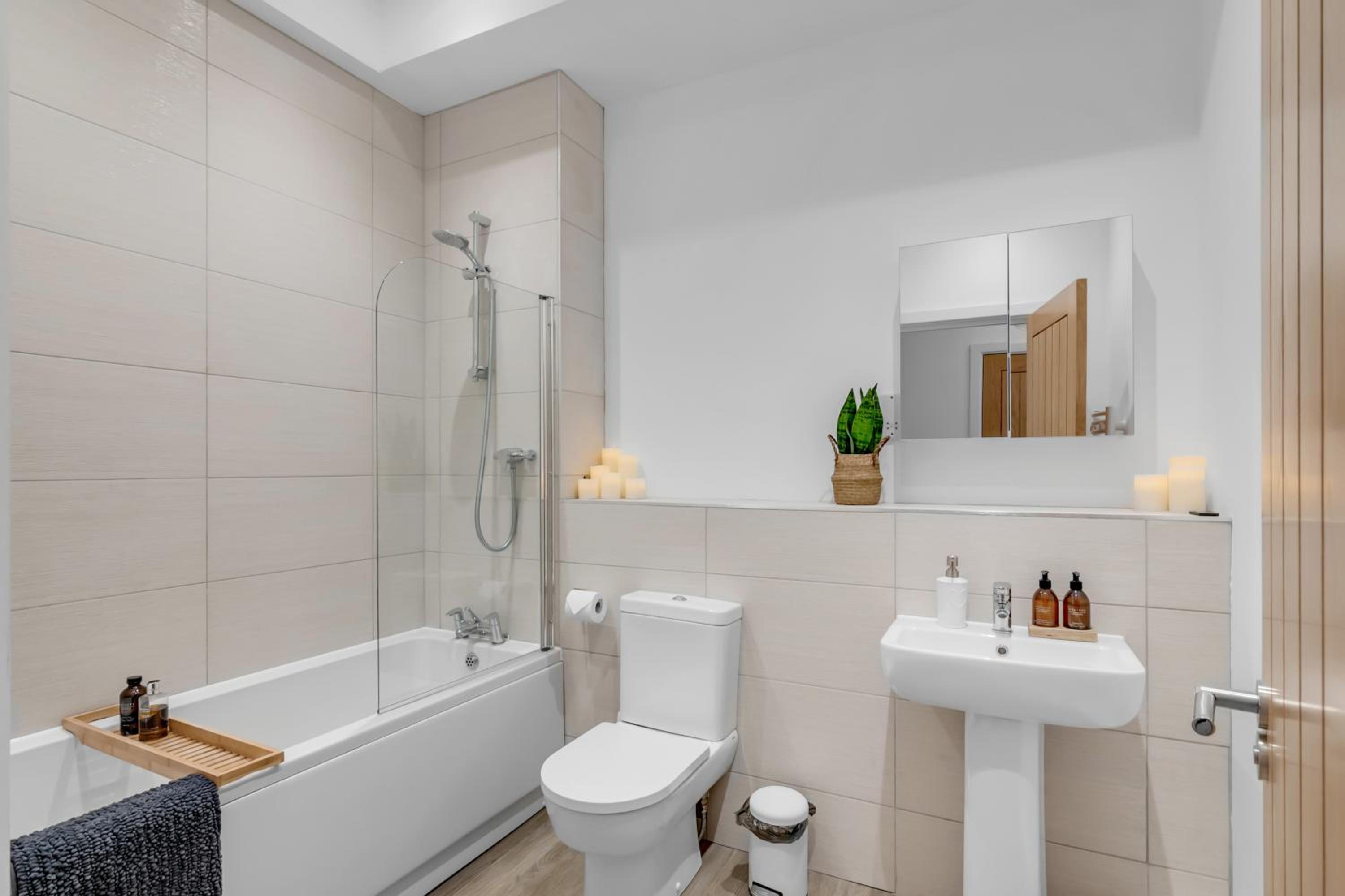 Castle View by Ginger & Gold Luxury Norwich Apt view 3