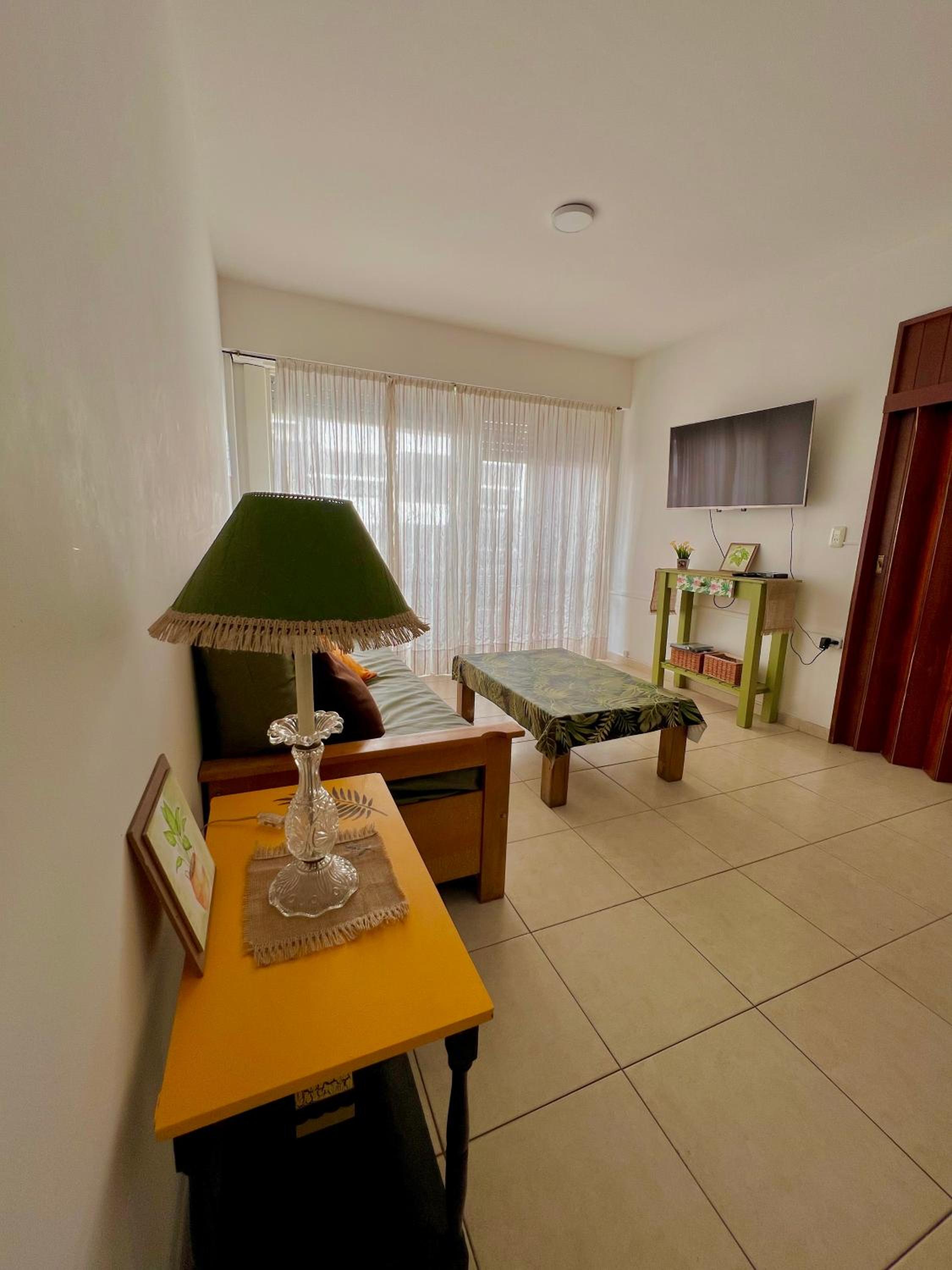 Amplio departamento al frente en zona Plaza Colón - SOLO FAMILIAS -