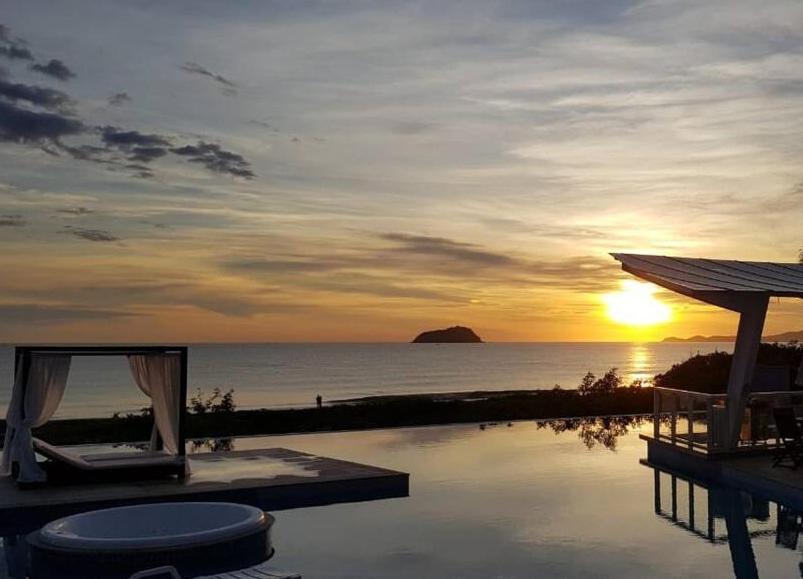 Apê estilo Resort c/ pé na areia e vista mar, próximo ao Beto Carrero