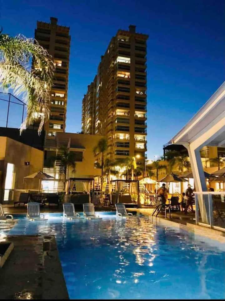 Apê estilo Resort c/ pé na areia e vista mar, próximo ao Beto Carrero