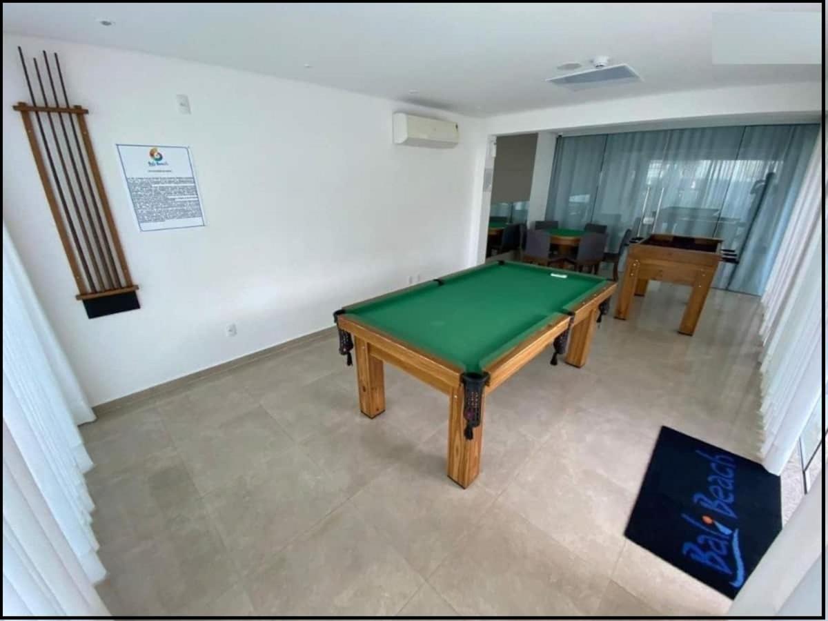 Apê estilo Resort c/ pé na areia e vista mar, próximo ao Beto Carrero