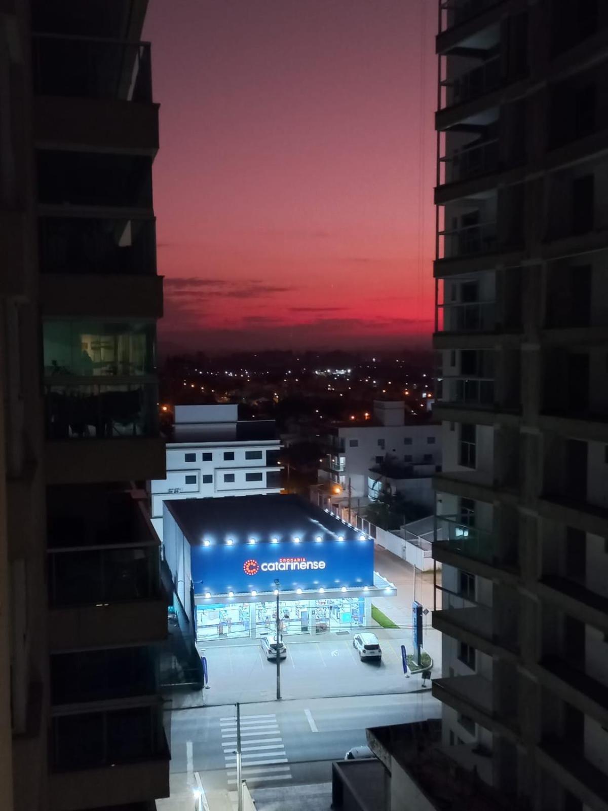 Apê estilo Resort c/ pé na areia e vista mar, próximo ao Beto Carrero