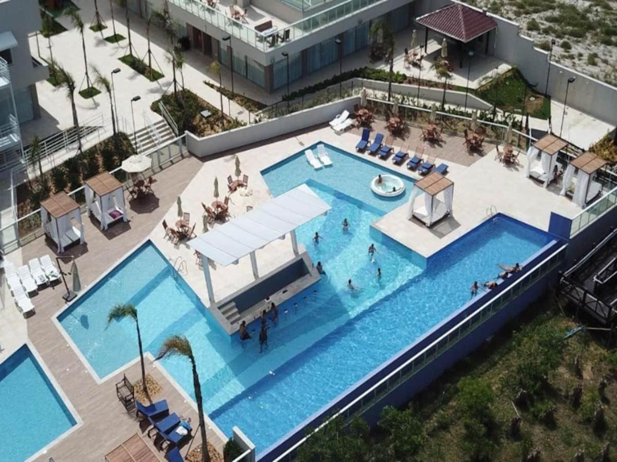Apê estilo Resort c/ pé na areia e vista mar, próximo ao Beto Carrero