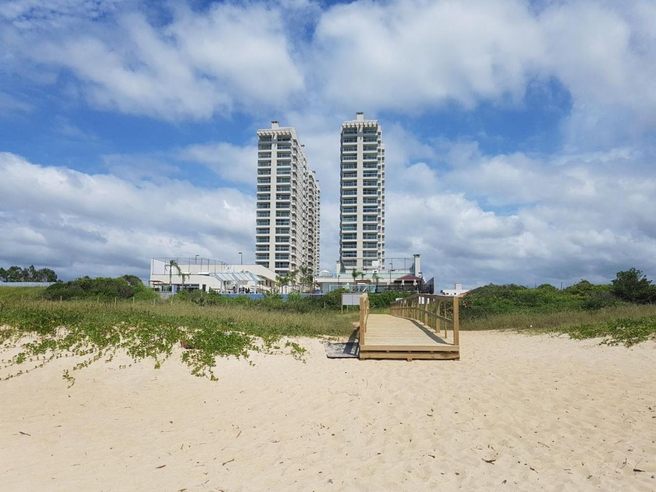 Apê estilo Resort c/ pé na areia e vista mar, próximo ao Beto Carrero
