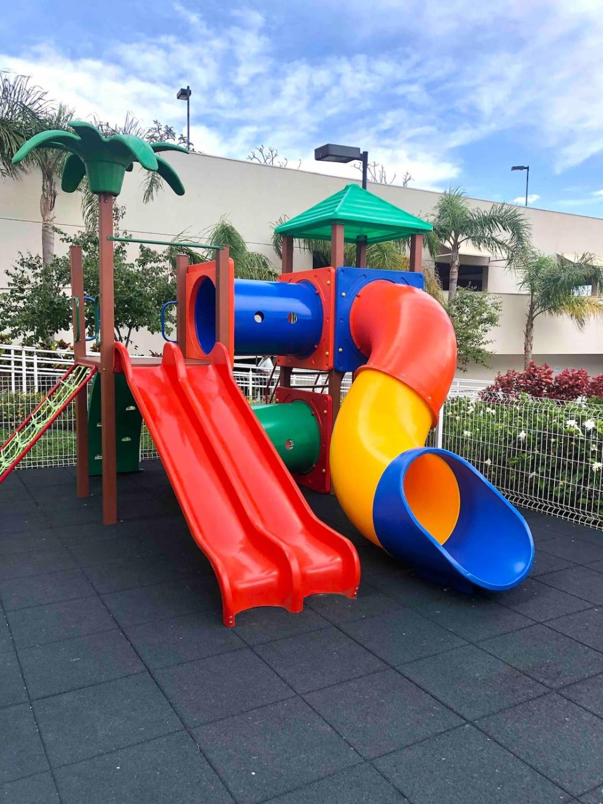 Apê estilo Resort c/ pé na areia e vista mar, próximo ao Beto Carrero